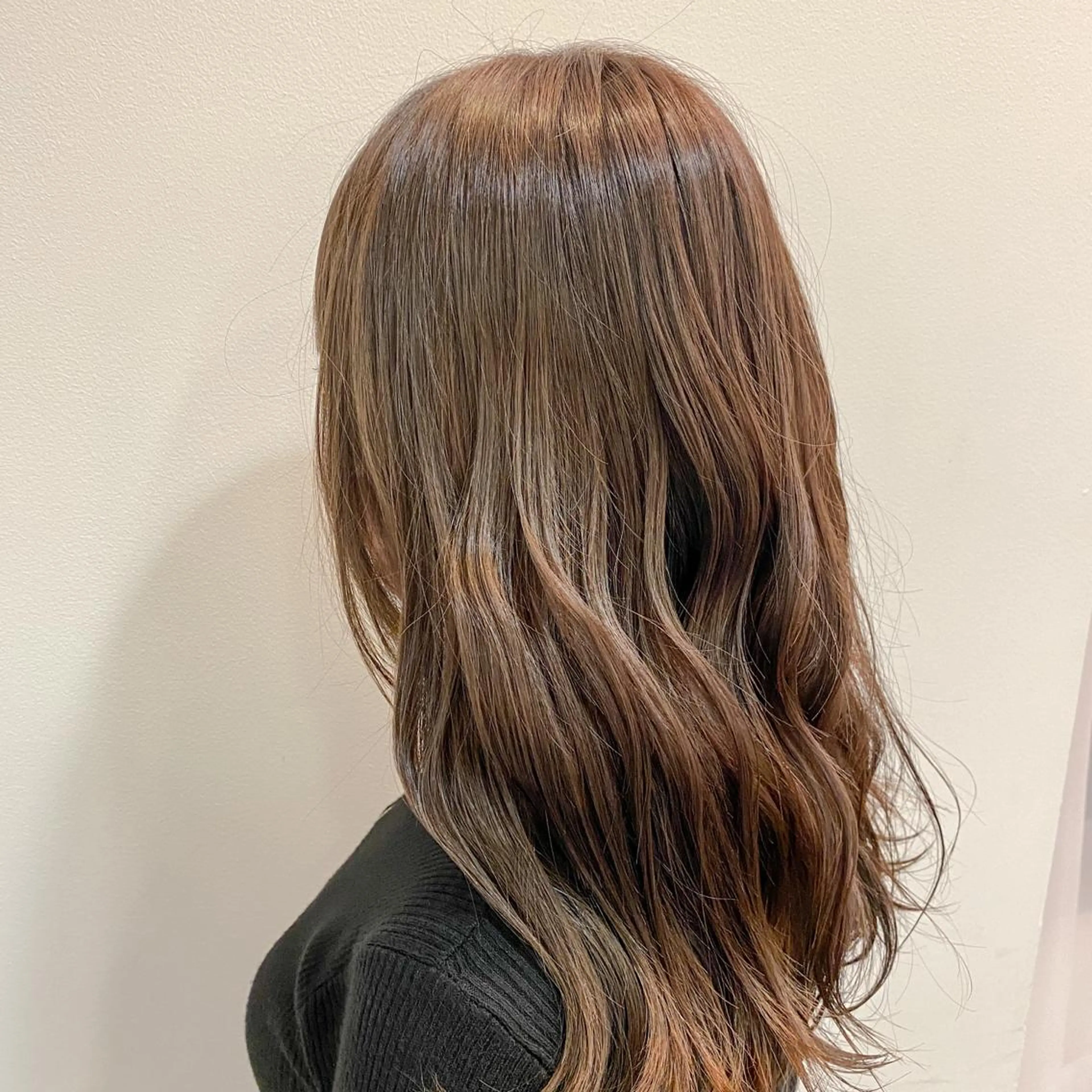 セミロング カラー ioe 岡本のヘアスタイル