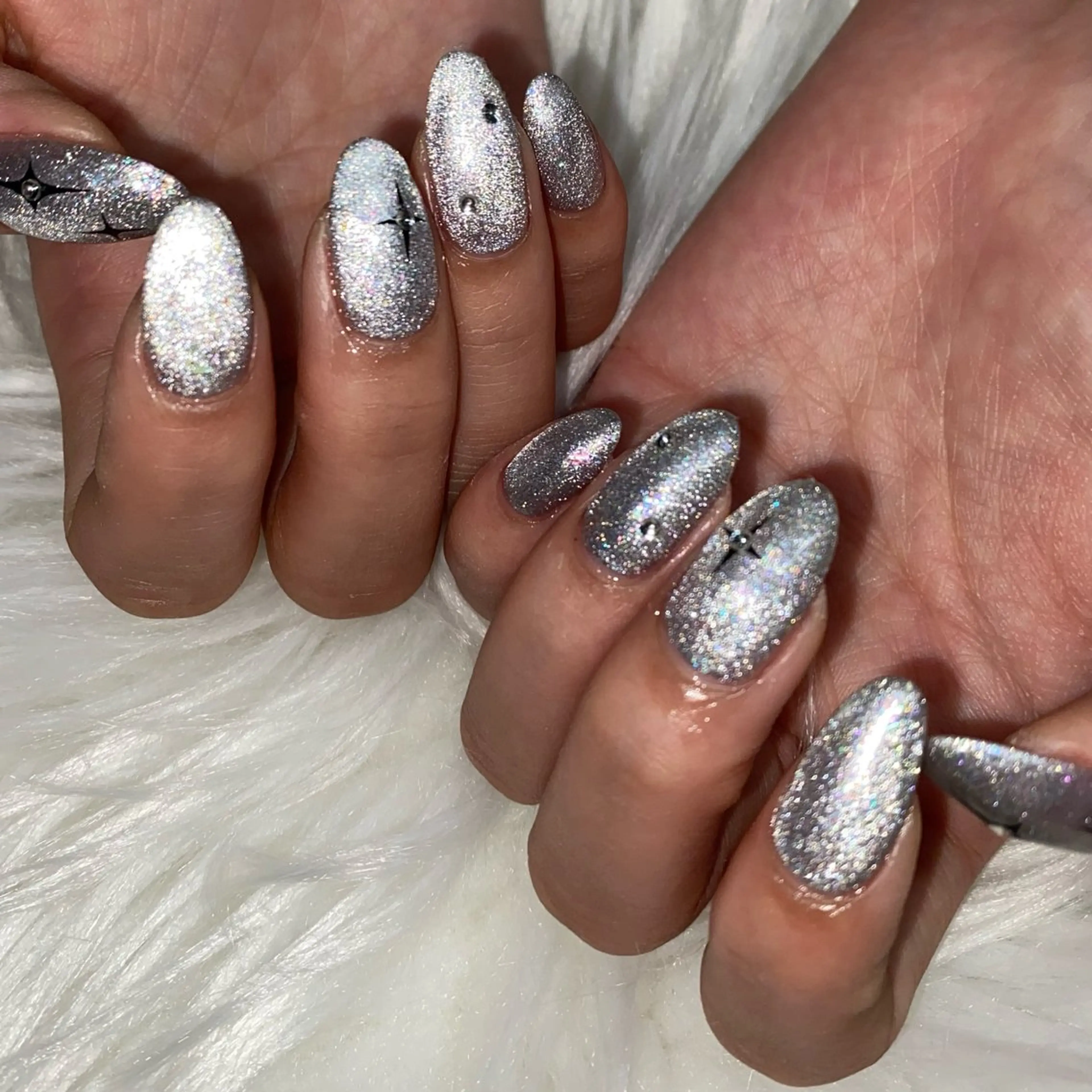 ネイル マグネットネイル シルバー ストーンネイル ハンドネイル ハンドケア RaLa（ネイル&アイラッシュ）所属・🫧RaLa ⭐︎AYAKA🫧のネイルデザイン