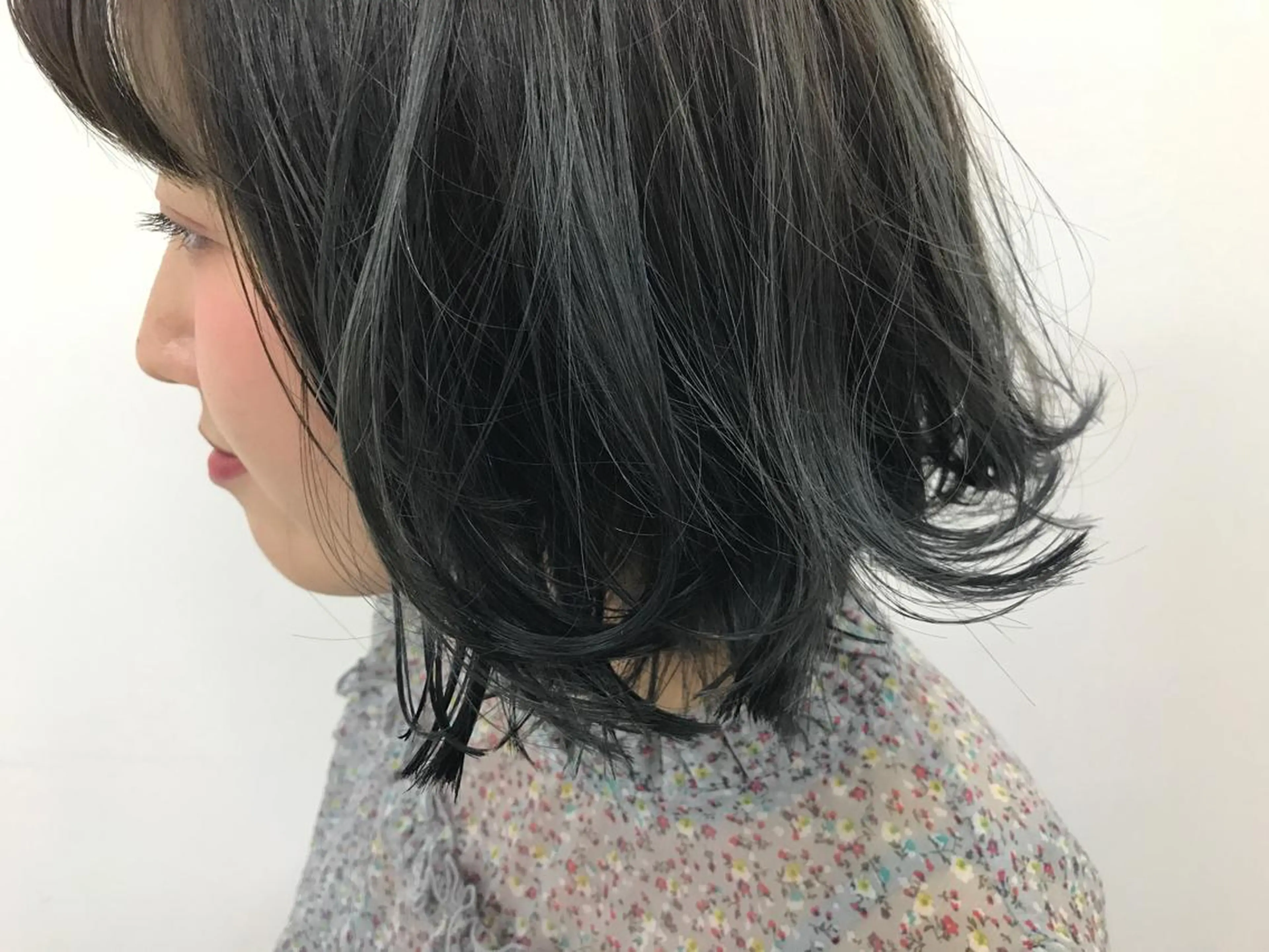 カラー アッシュ ブルーカラー ブルーアッシュ 透明感カラー イルミナカラー 💓パーマ，💗 レイヤーカットのヘアスタイル