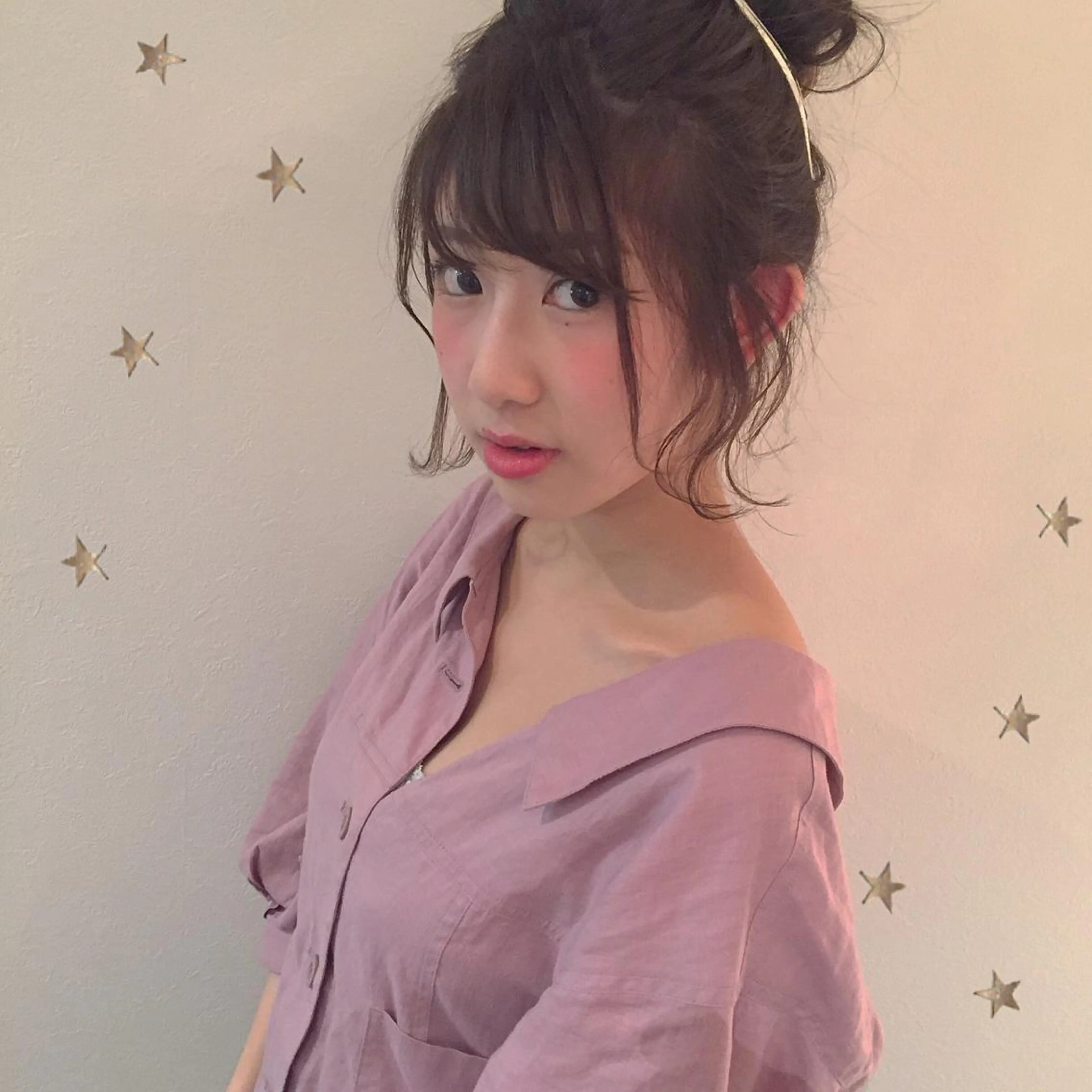 セミロング ヘアアレンジ お団子ヘア 市川 千夏のヘアスタイル