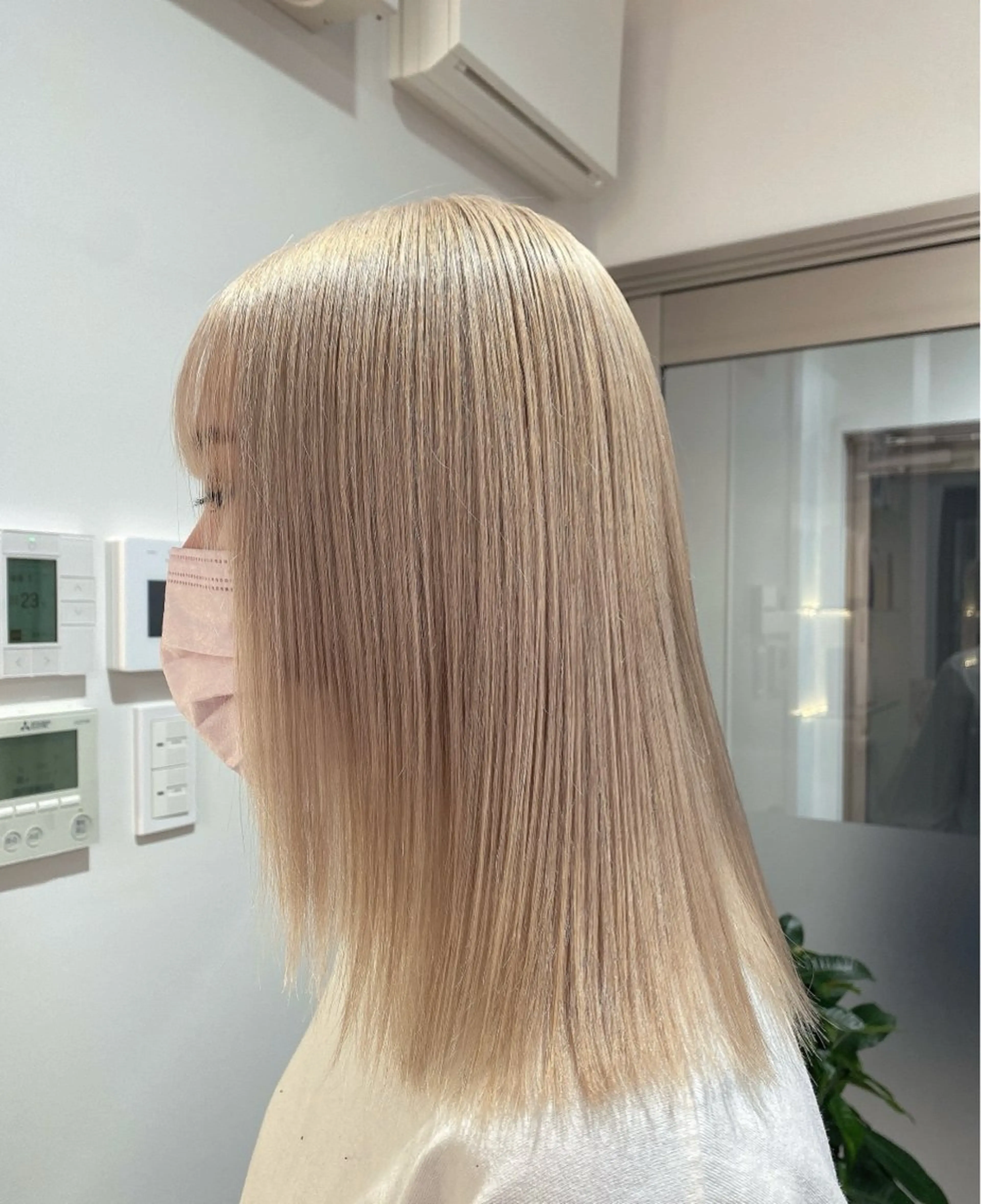 カラー ブロンド ホワイトブロンド 上村 恵里佳のヘアスタイル