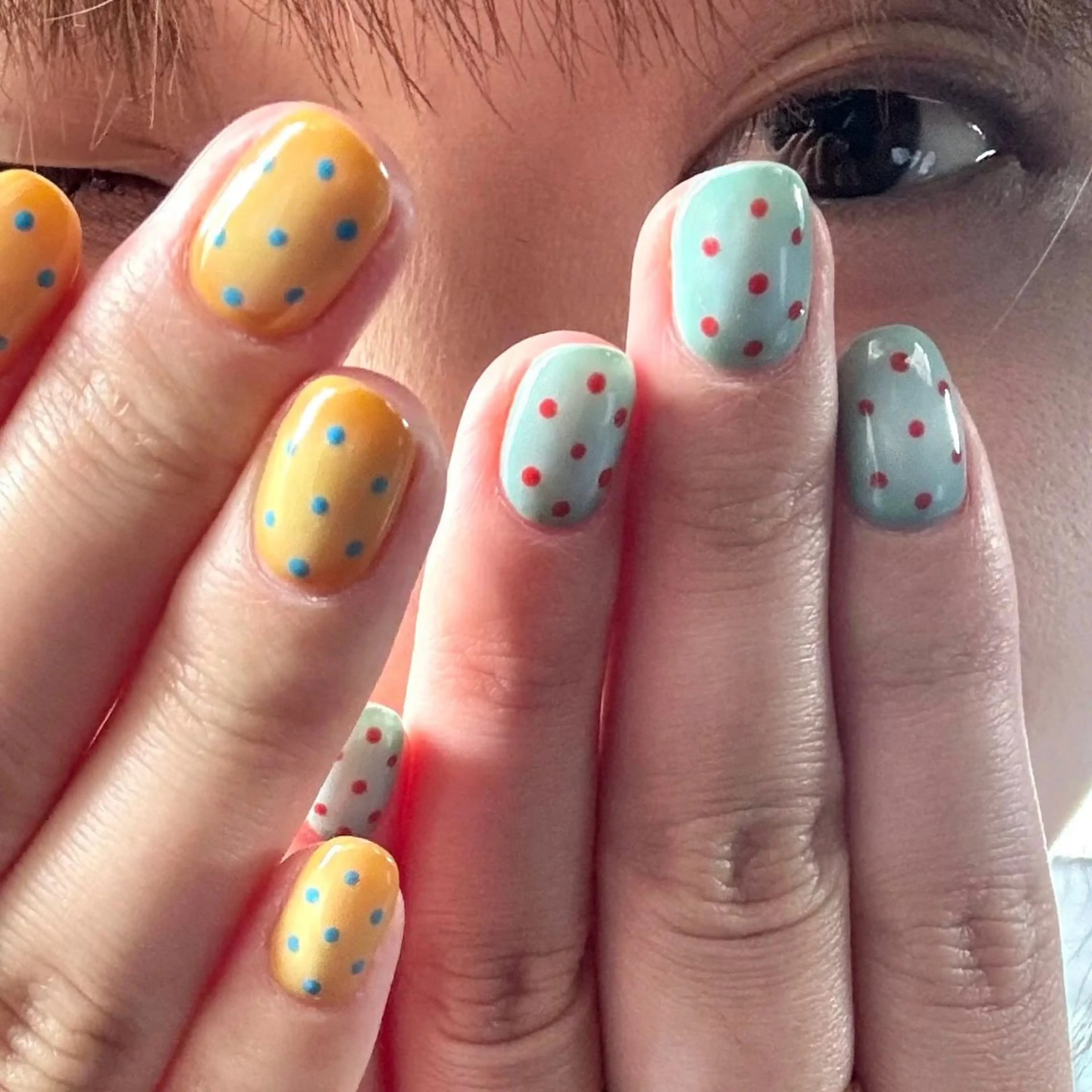 ネイル ブルー ドット 赤色 黄色 Best  nail 結衣のマツエク・マツパデザイン