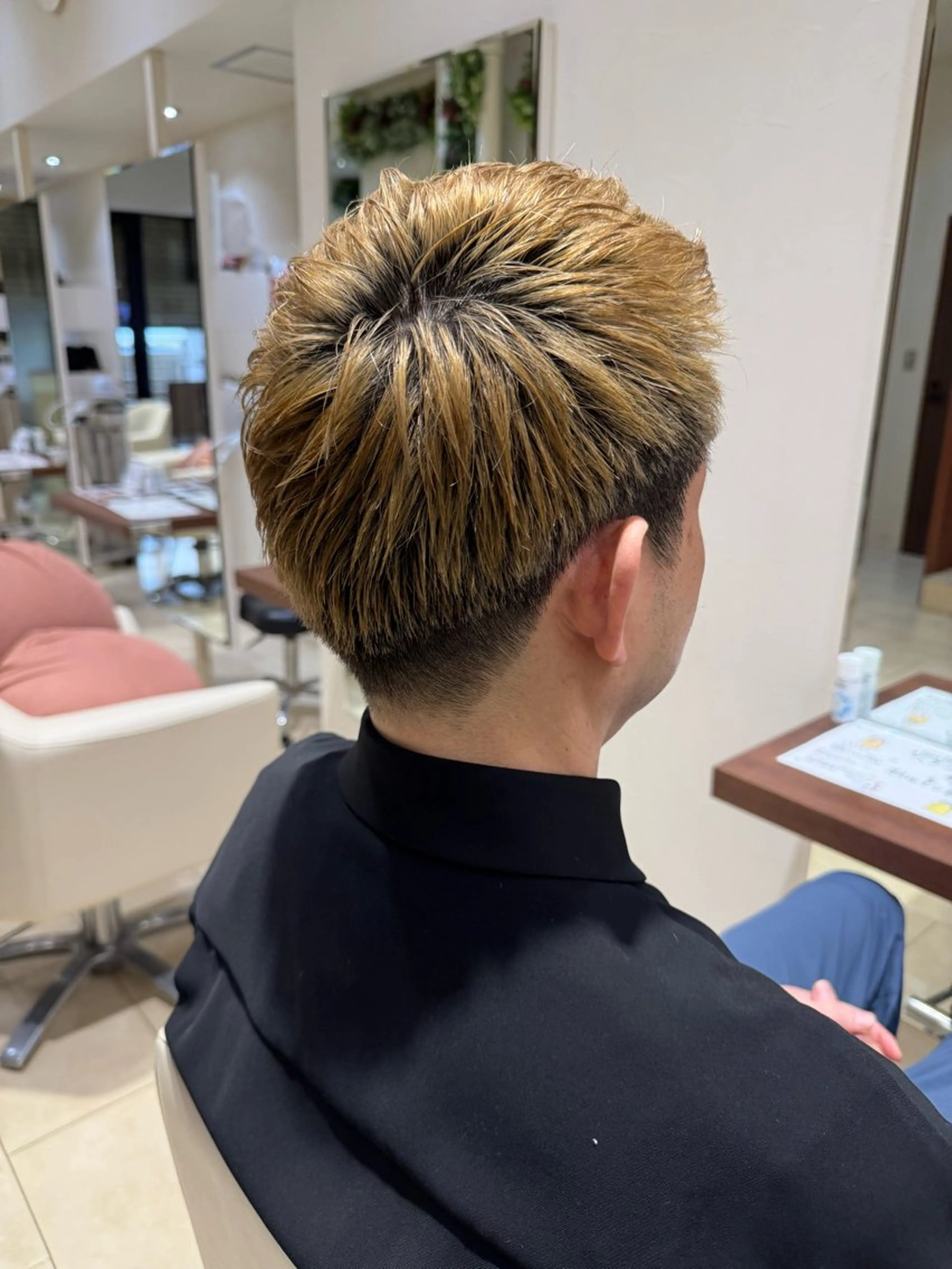 🔸メンズカット＋カラー（ブリーチ込み）🔸＋内部補修トリートメント付きの写真