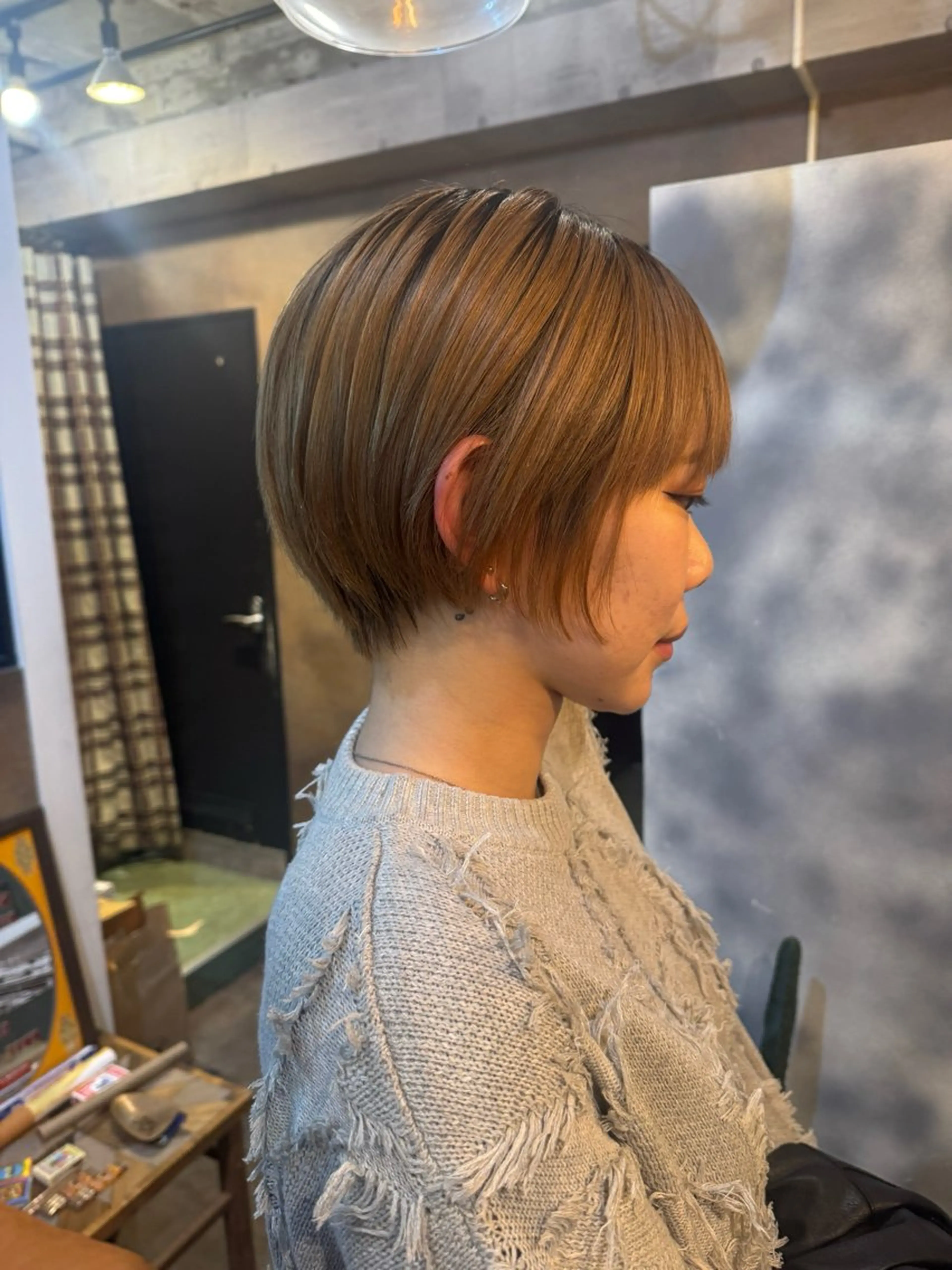 ショート Ami/艶カラー/ レイヤー/ハイトーンのヘアスタイル