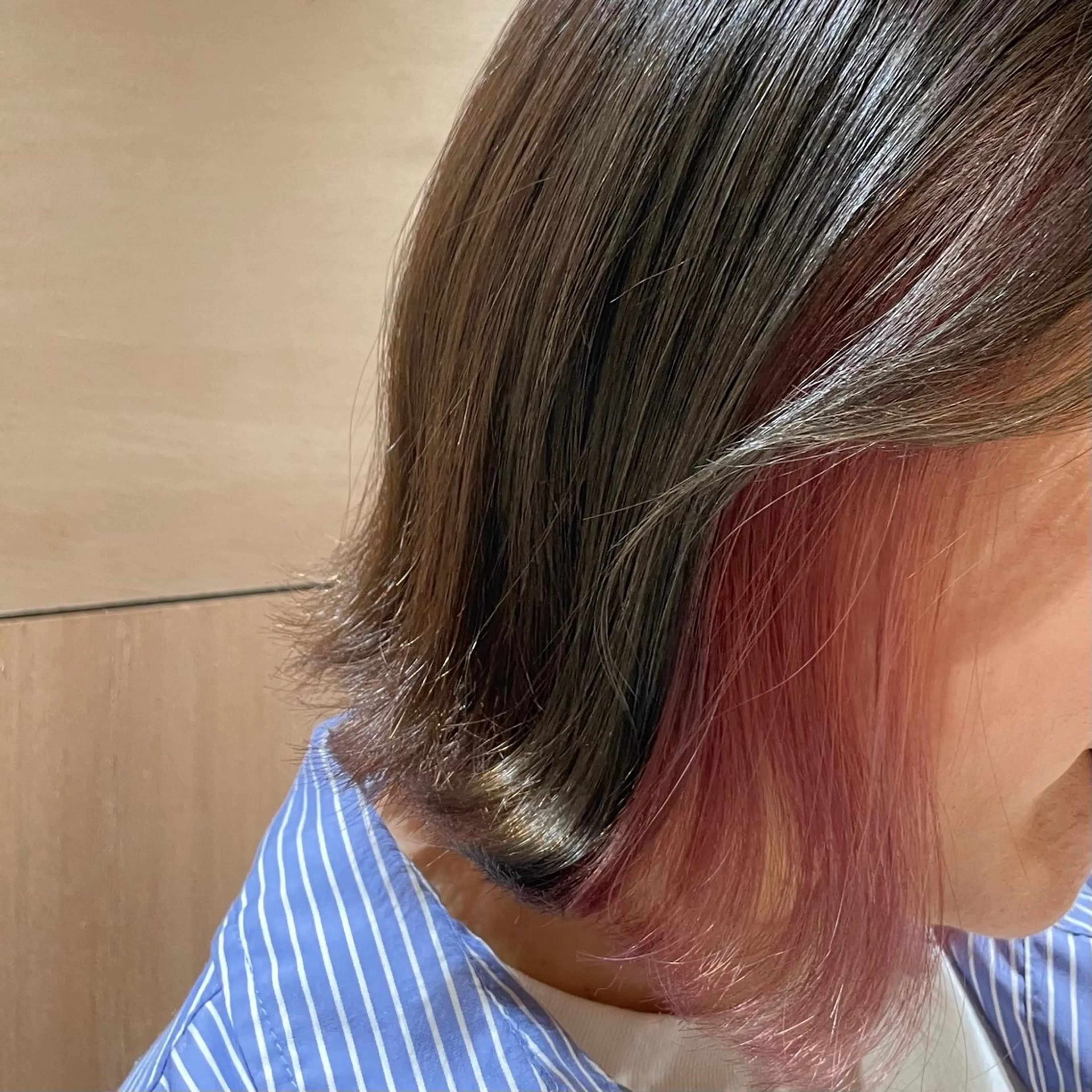 ショート カラー イヤリングカラー ピンクカラー 青木 紗耶のヘアスタイル