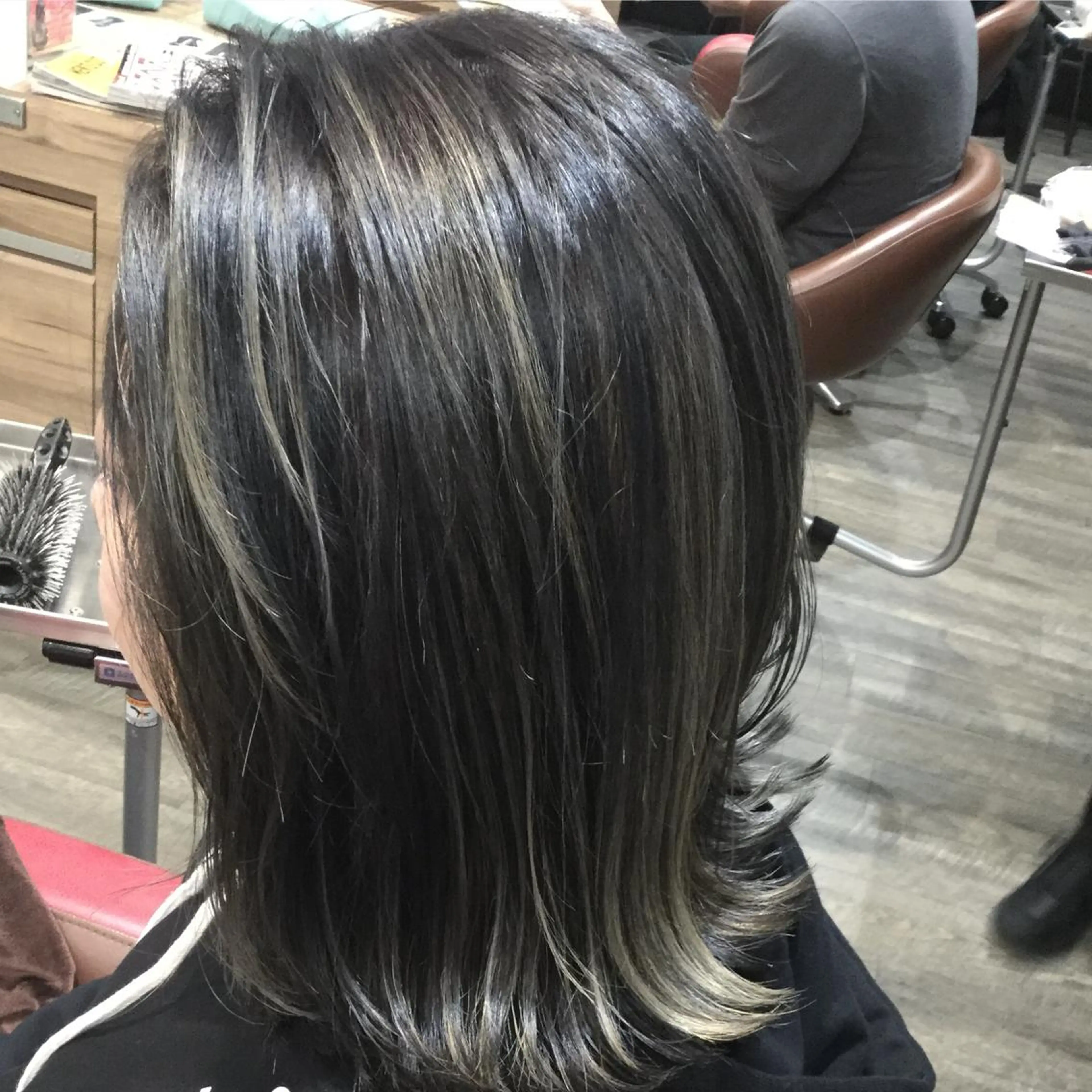 ショート カラー アッシュ アッシュグレー アッシュグレージュ バレイヤージュ ベージュカラー AMI Hair supply所属・髪質改善カラー韓国風 レイヤーtudaのヘアスタイル