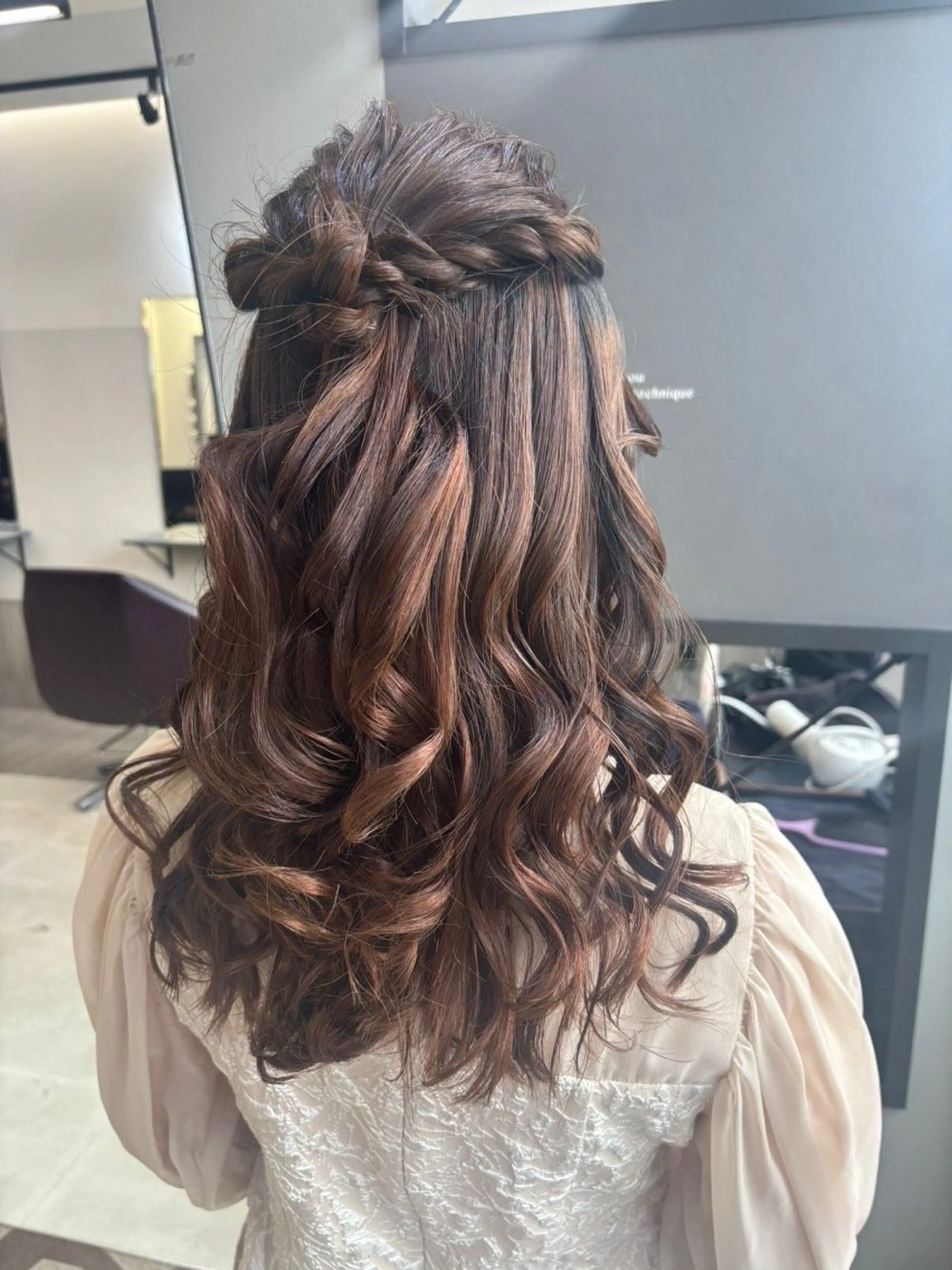 ロング 赤みなしオリーブ ハイトーン×レイヤーのヘアスタイル