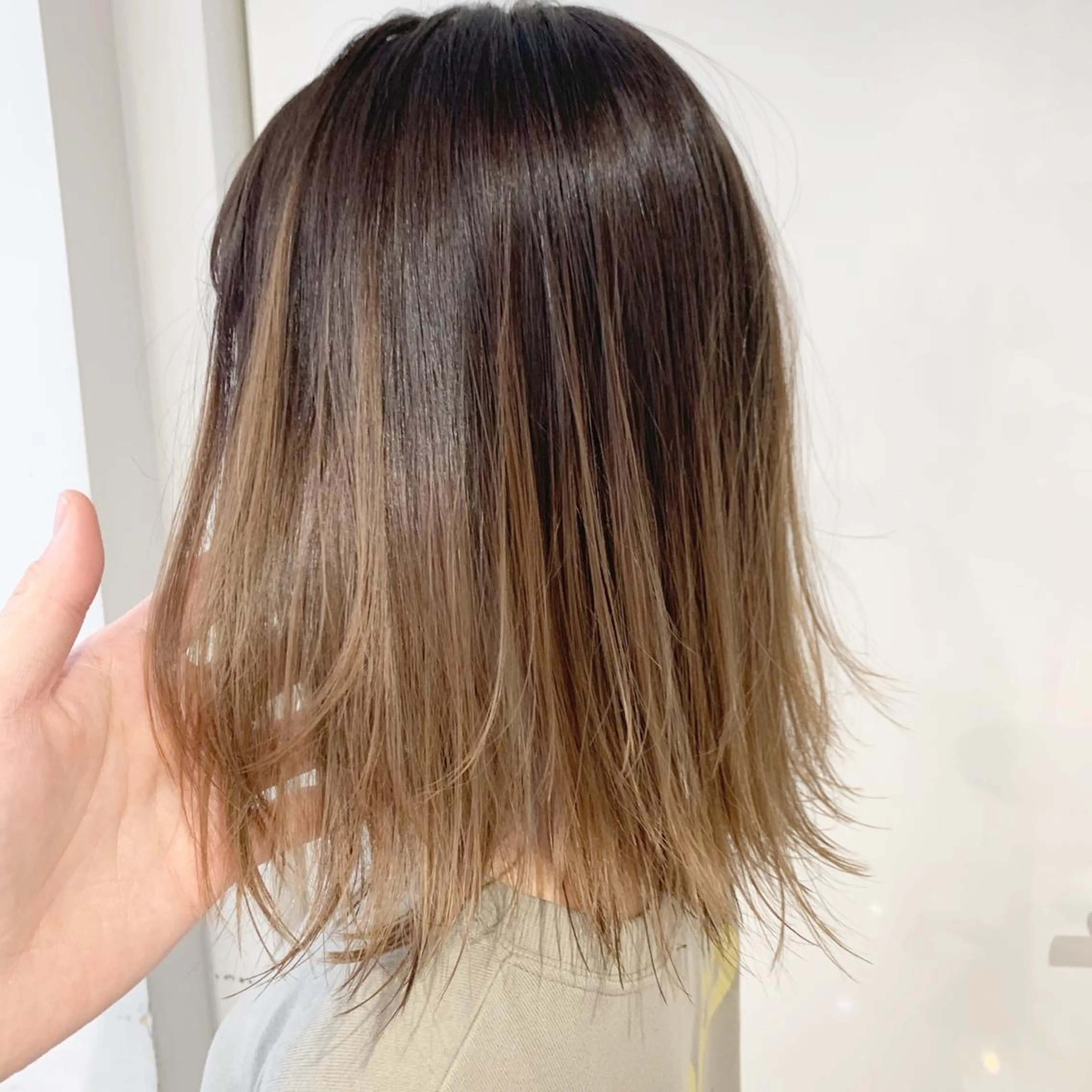 ミディアム カラー バレイヤージュ ベージュカラー グラデーションカラー ミルクティーベージュ レイヤーカット 北千住でカラーNo1 高橋優輔のヘアスタイル