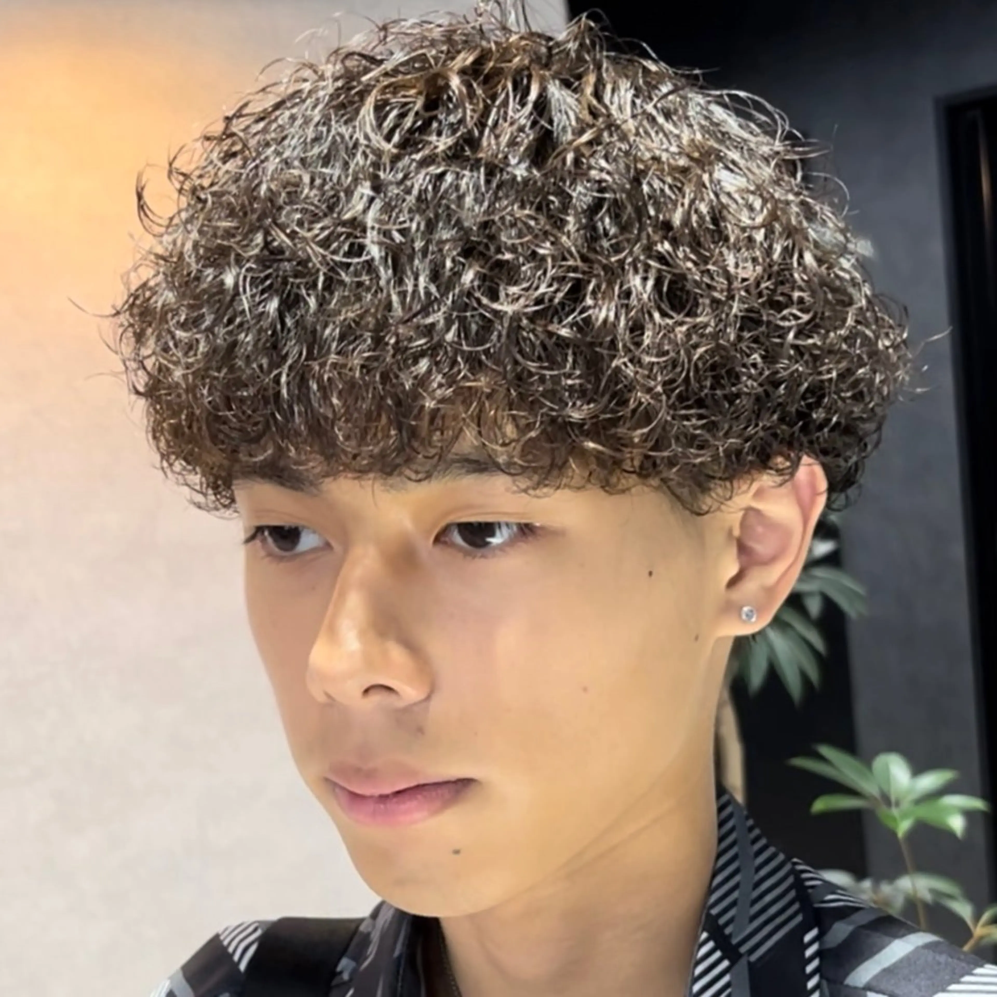 ショート カラー パーマ メンズ メンズパーマ 波巻きパーマ カット パーマ ヘッドスパ ヘアセット センターパート マスターかずまのヘアスタイル