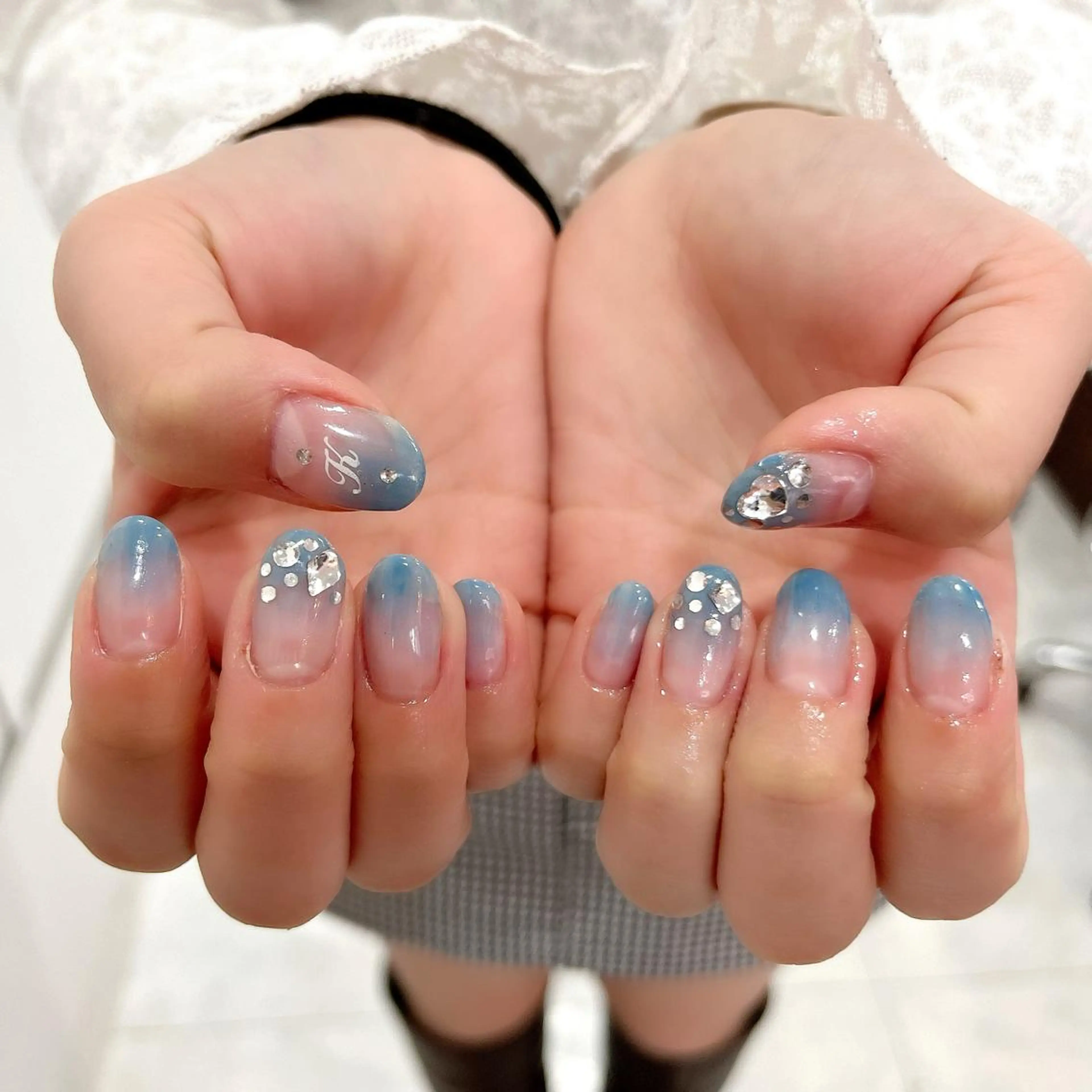 ネイル アートネイル ブルー グラデーション ストーンネイル ハンドネイル Bianca TORII🌞のネイルデザイン