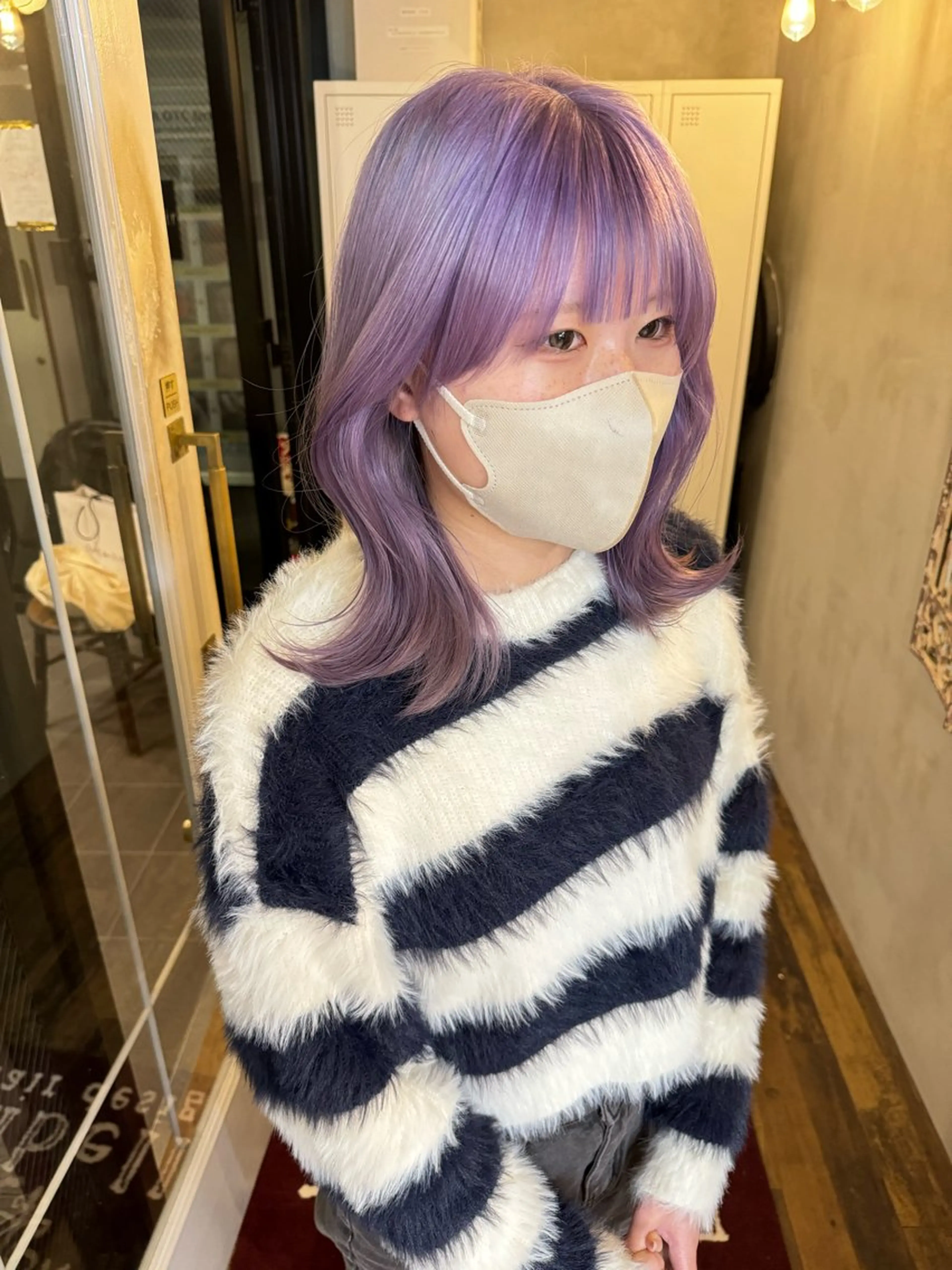 ミディアム カラー 赤みなしオリーブ ハイトーン×レイヤーのヘアスタイル