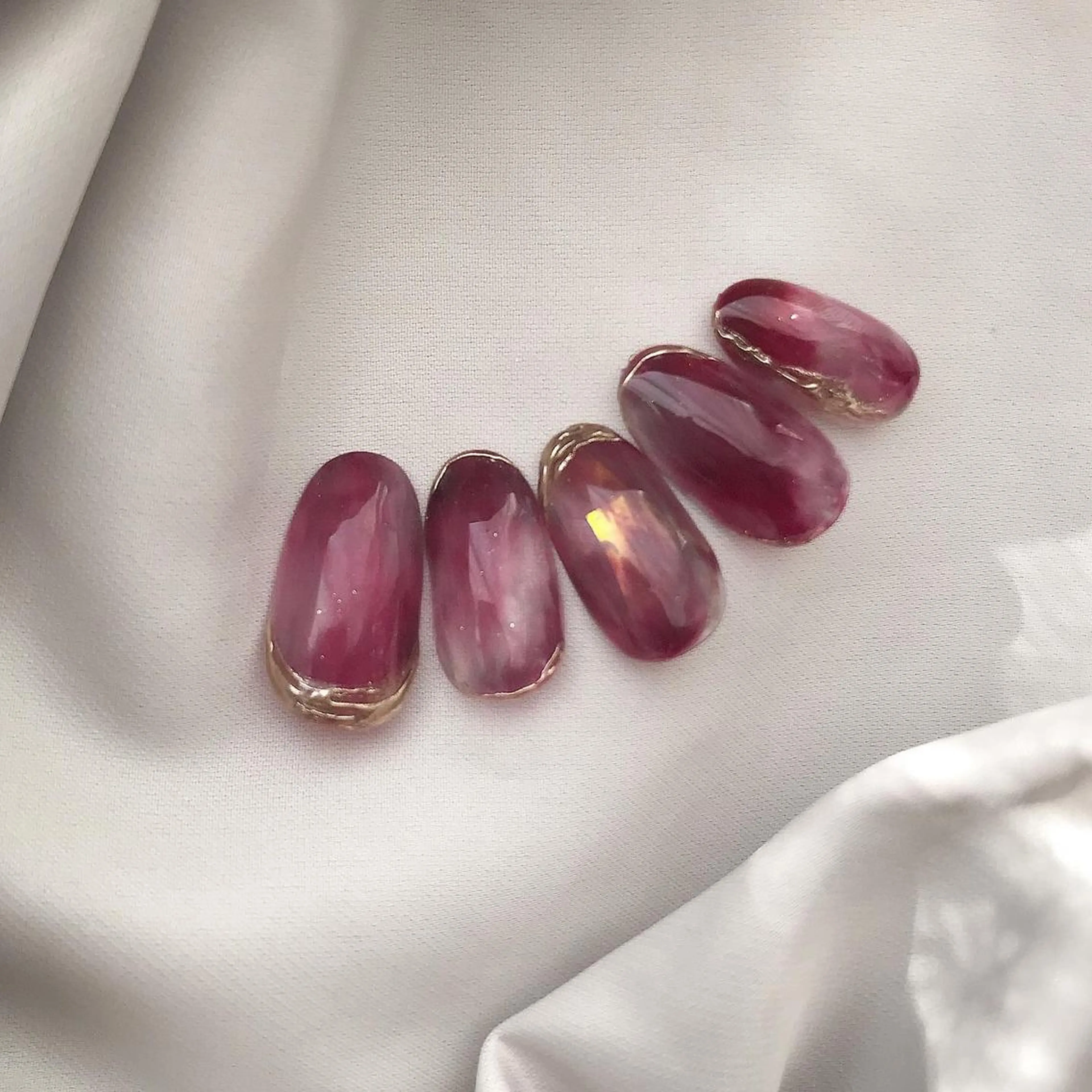 ネイル オーロラネイル ボルドー セキグチ guttinailのネイルデザイン