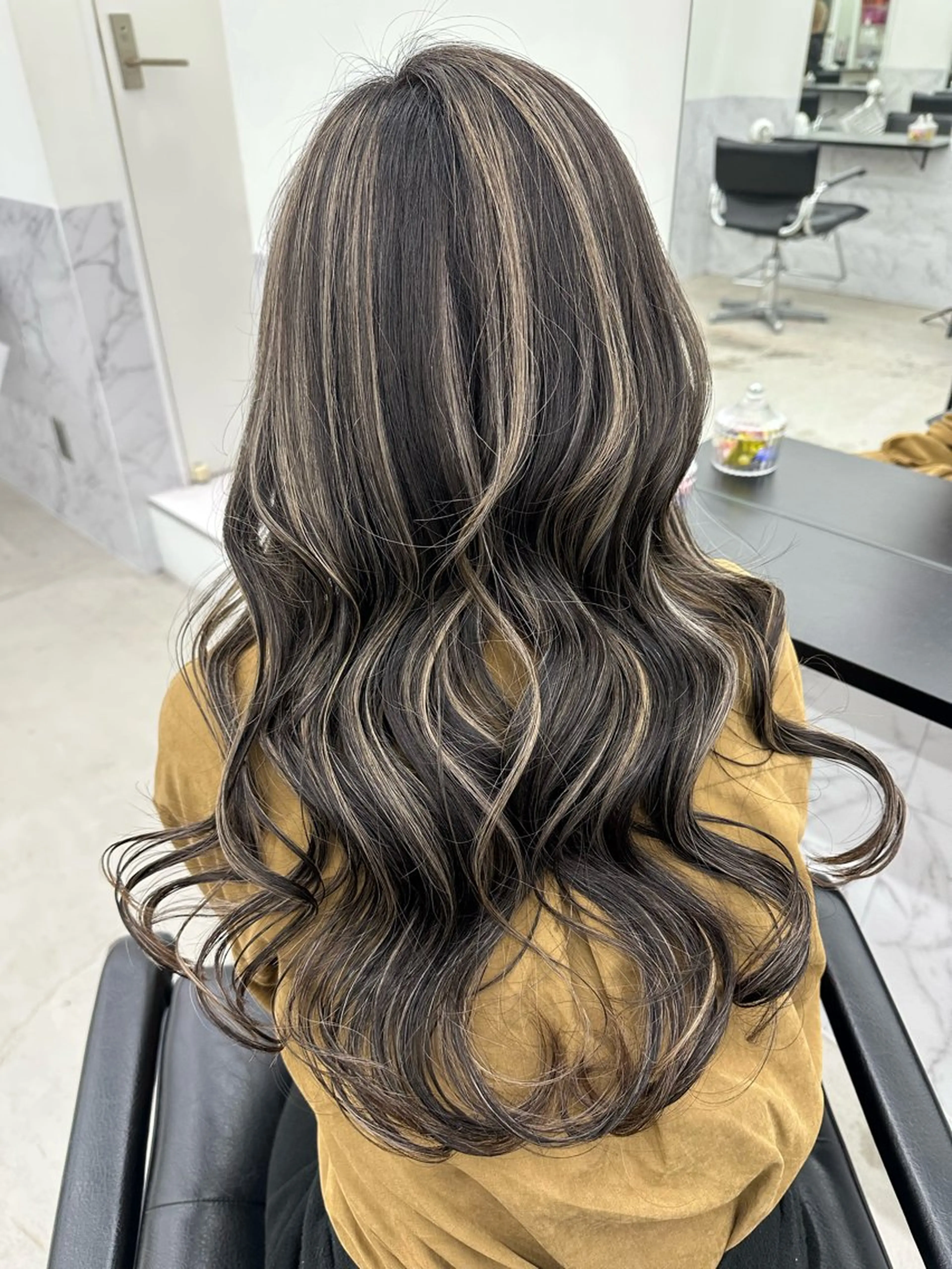 ロング カラー ブリーチ ケアブリーチ ハイライトカラー ハイライト ロング ヘアカラー 服部 しおんのヘアスタイル