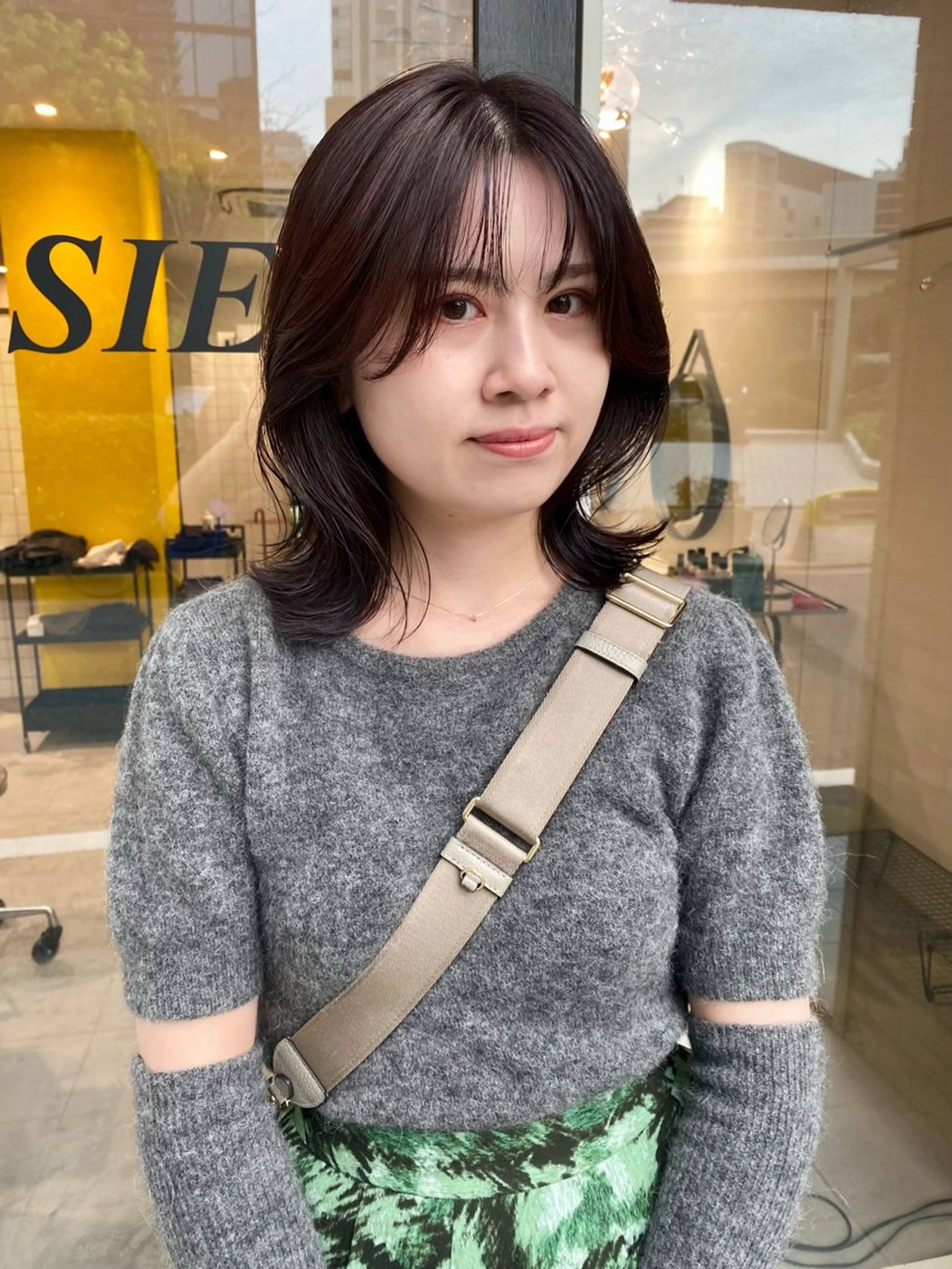 ミディアム カラー パープルカラー くびれヘア レイヤーカット natsune /レイヤーカットのヘアスタイル