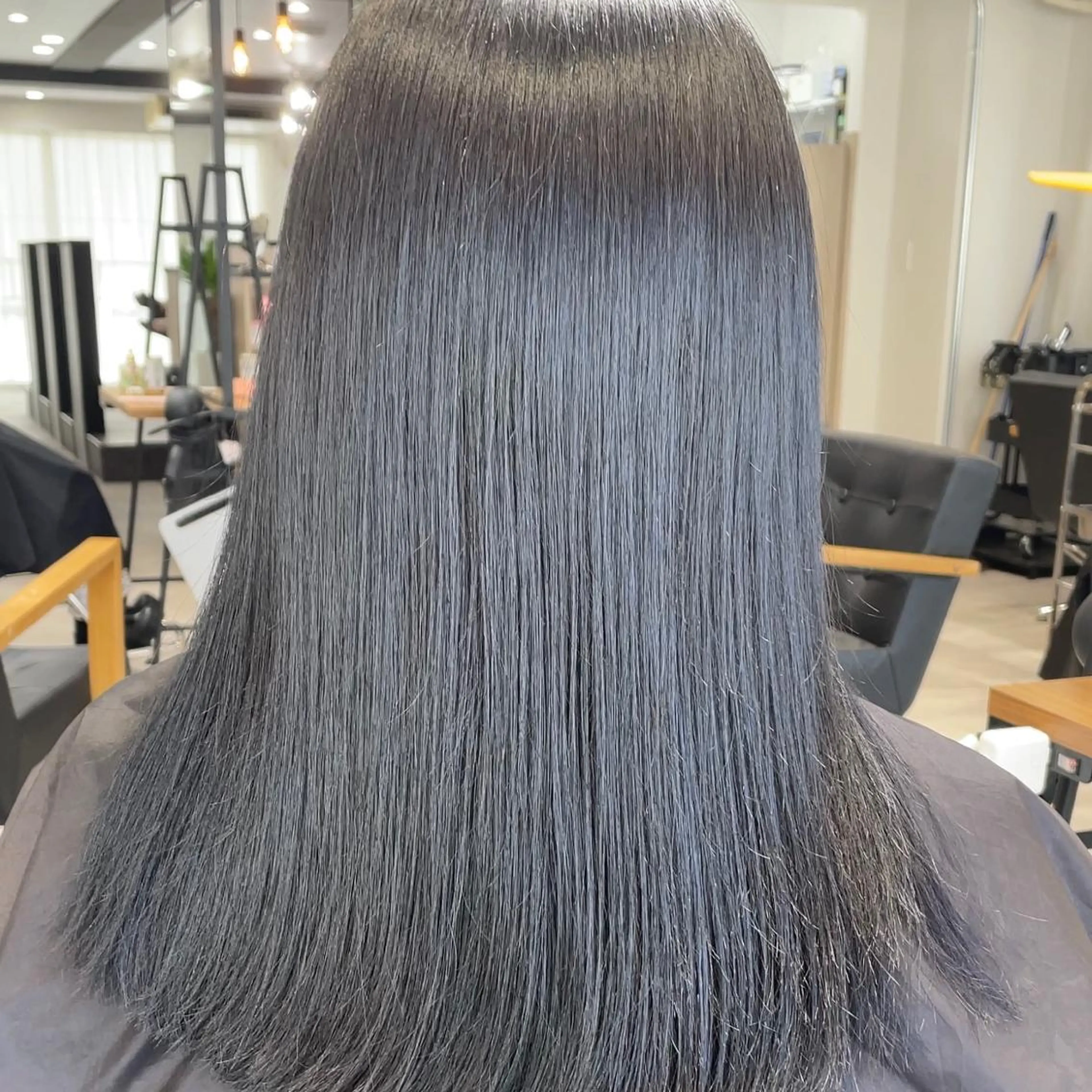 セミロング ハイトーンイヤ リングカラー清水隆央のヘアスタイル