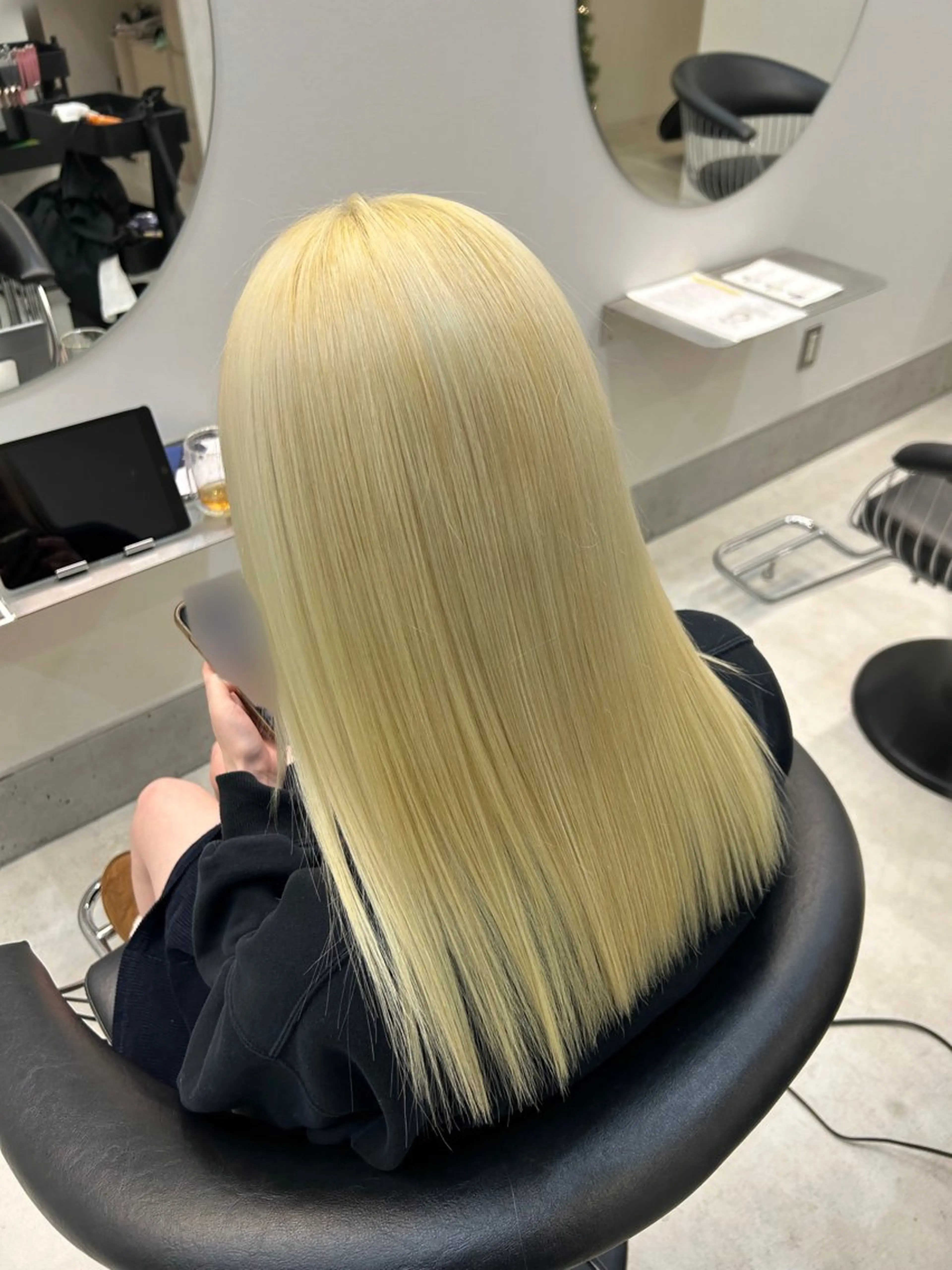 セミロング カラー 抜きっぱなしブロンド ブロンド カット ヘアカラー En/ ひなたのヘアスタイル