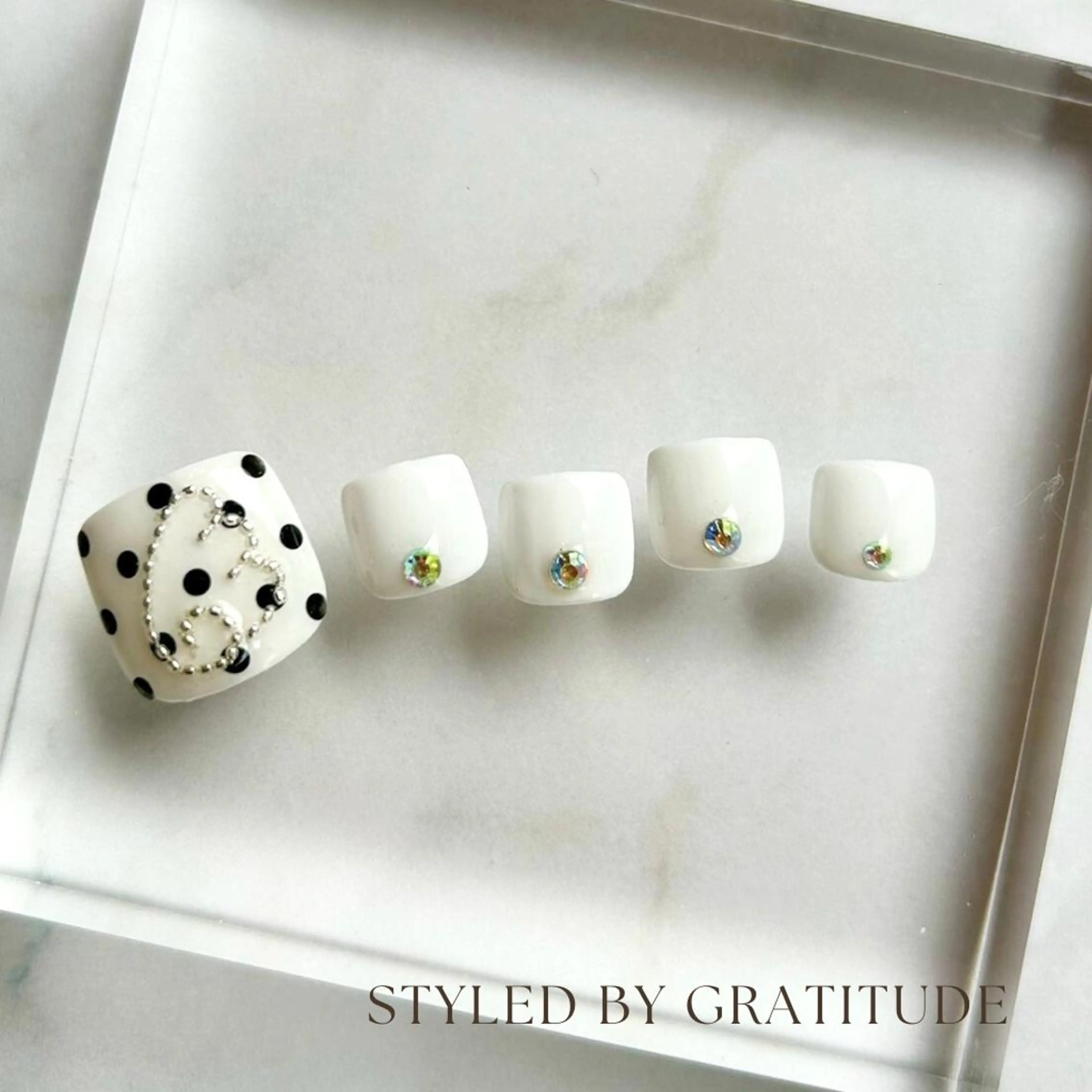 ネイル ドット フットネイル ストーンネイル gratitude 斎藤のネイルデザイン