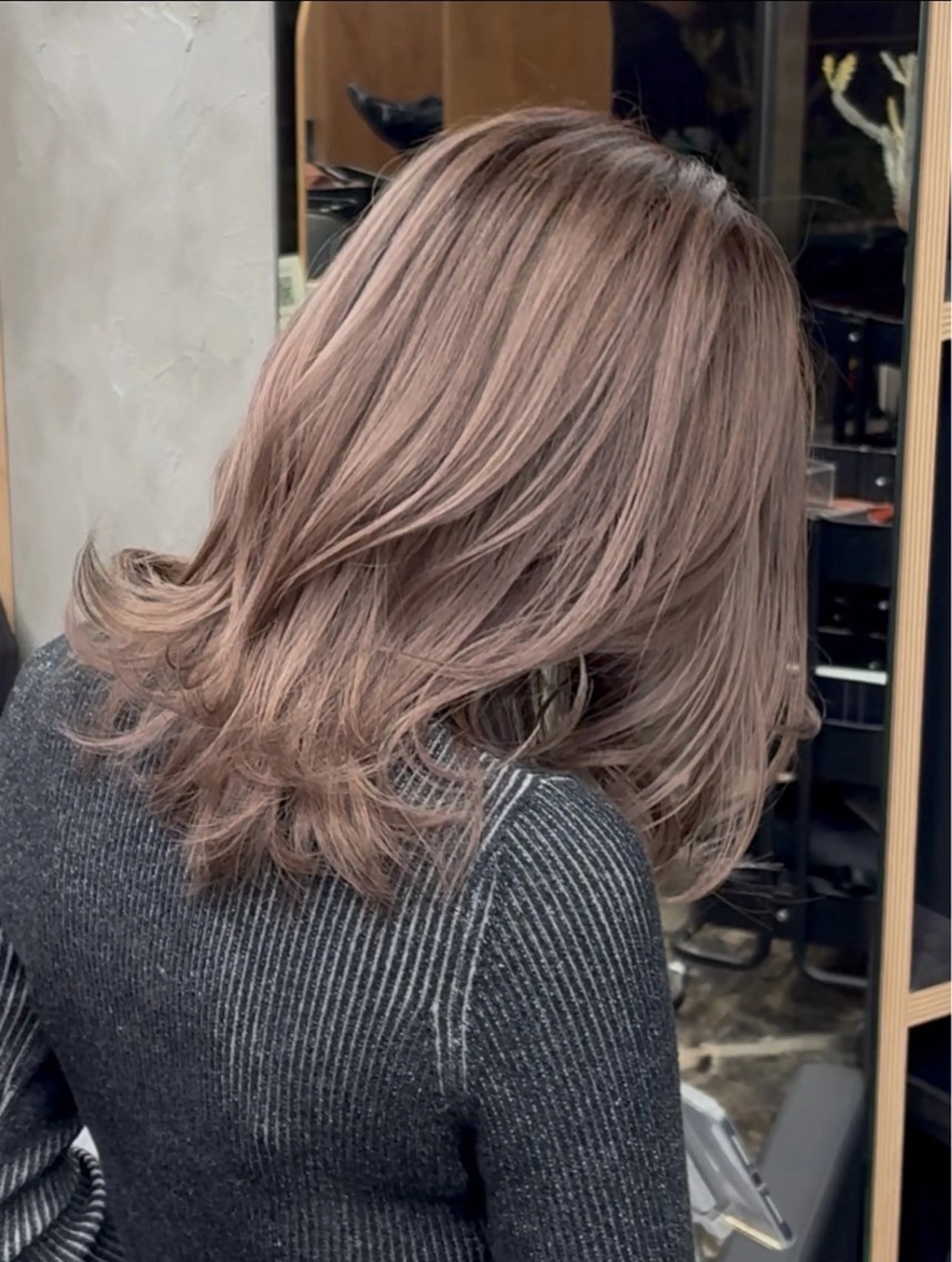 ミディアム カラー ヘアカラー トリートメント ハイライト、レイヤー カット/西梅田/中西のヘアスタイル