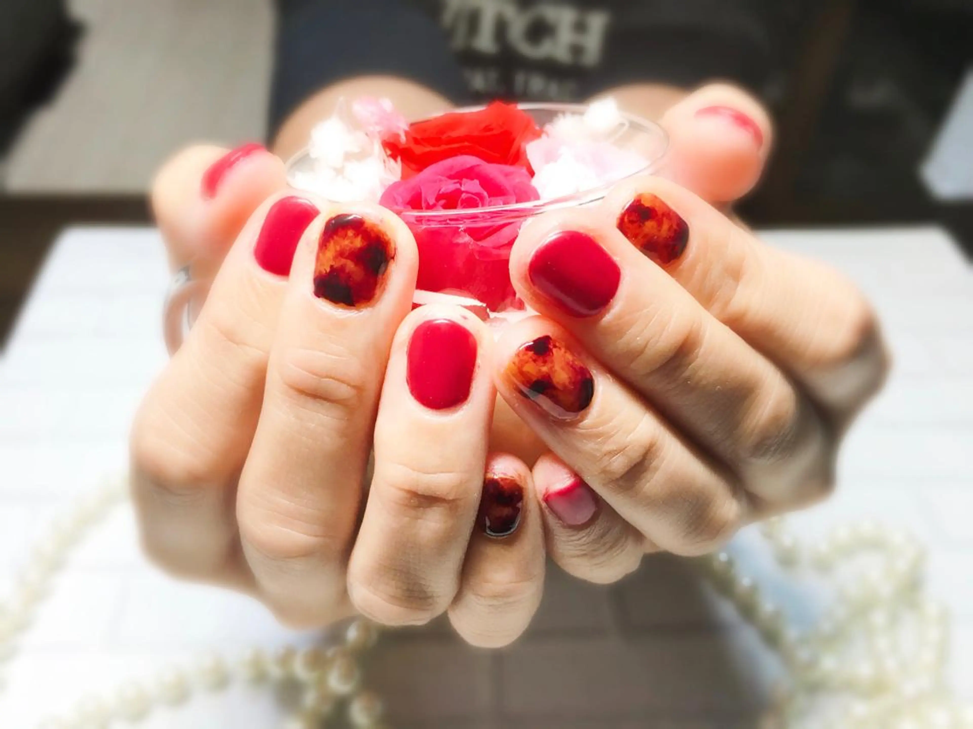 ネイル べっ甲ネイル 赤色 ハンドネイル ハンドケア ネイルサロン HARRYS所属・ネイル・脱毛サロン HARRYSのエステ・リラクイメージ
