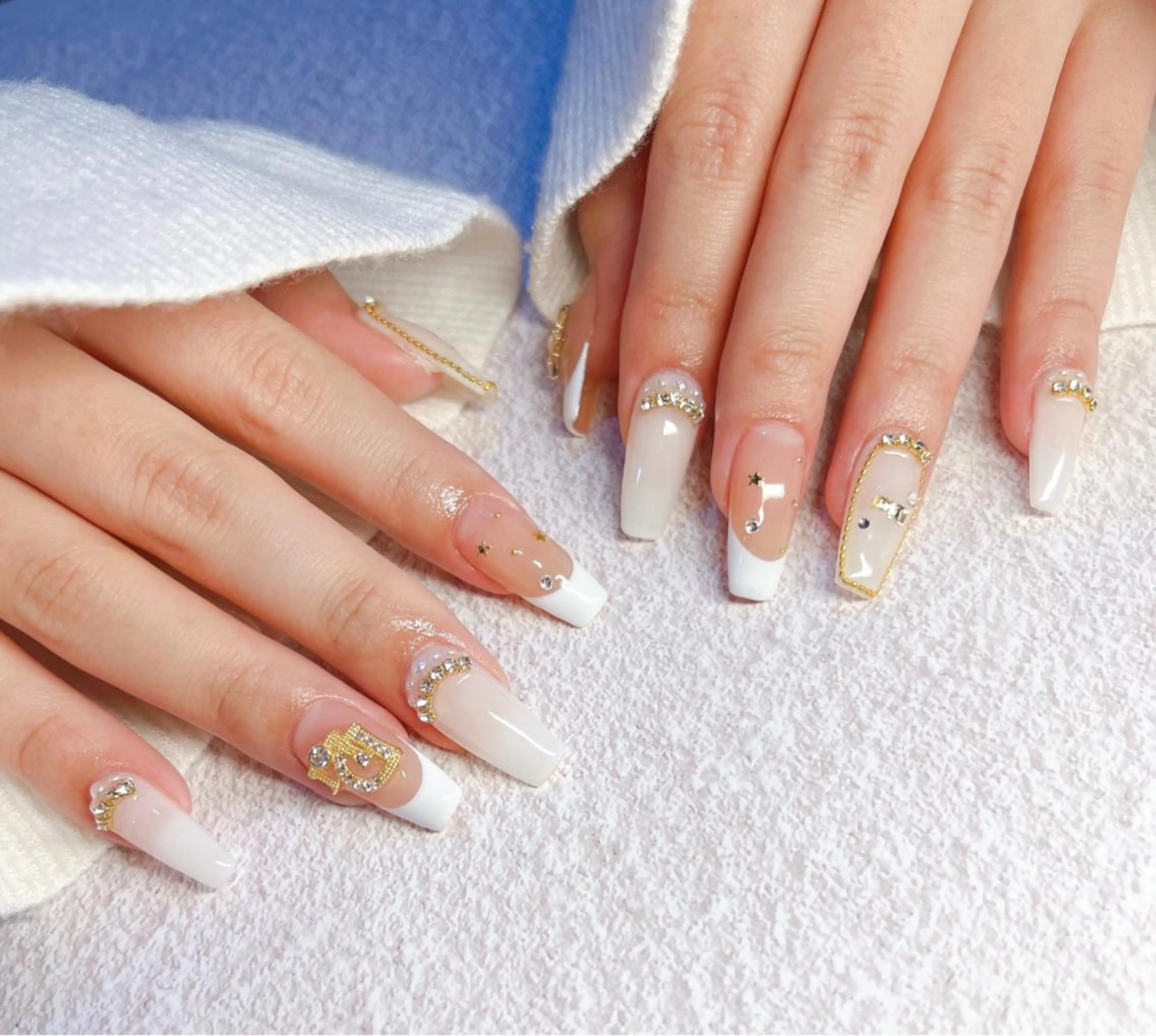 ネイル フレンチネイル ジェルネイル 韓国ネイル 持ち込み パラジェル ちゅるんネイル🪄 耳ツボジュエリー🔗のネイルデザイン