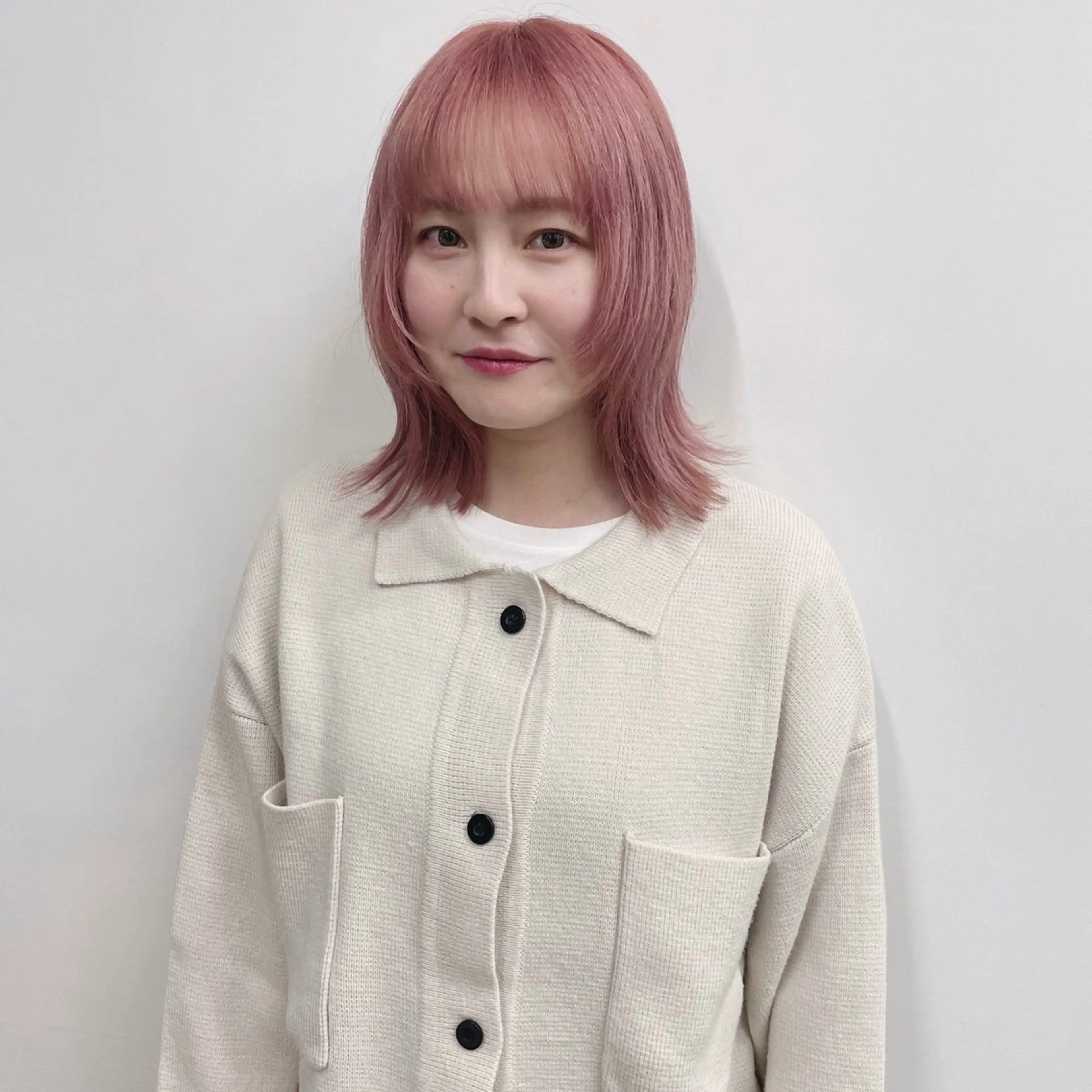 ミディアム カラー ベージュカラー ブリーチ ケアブリーチ ダブルカラー イヤリングカラー カット ヘアカラー スギヤマ ショウゴのヘアスタイル