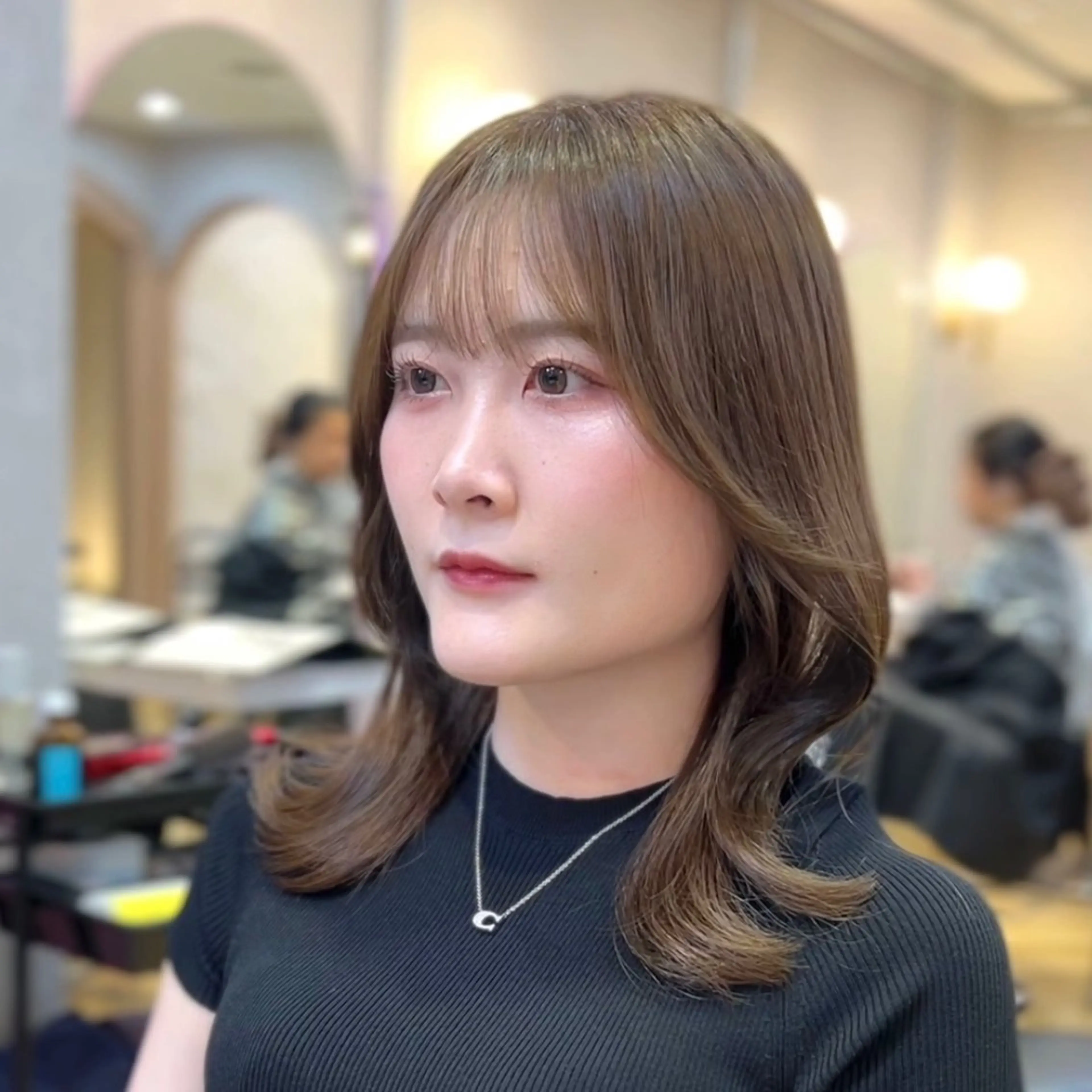 ミディアム カラー ヘアアレンジ くびれヘア 外ハネヘア 前髪/ 顔周り/とばみかのヘアスタイル