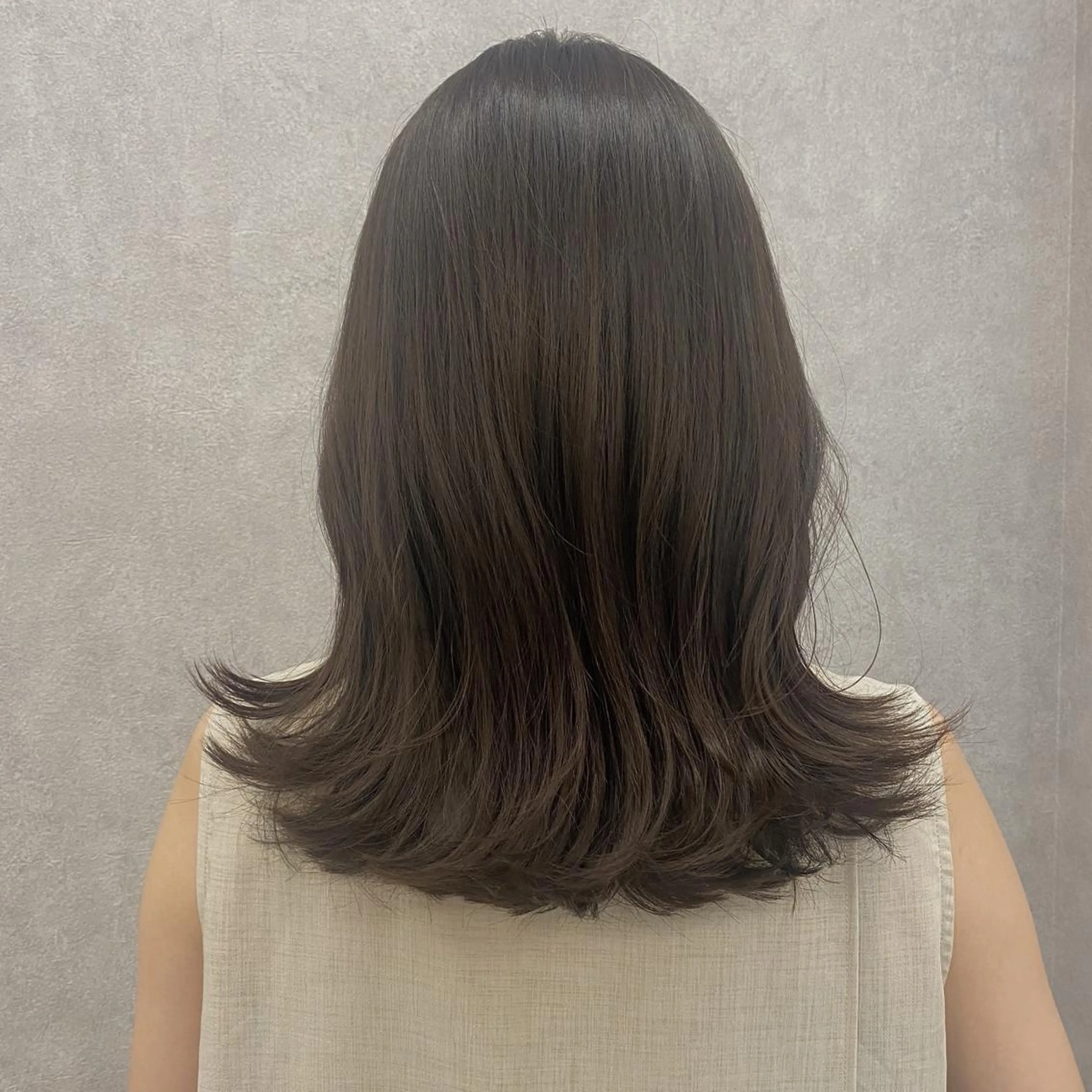 ミディアム カラー ヘアアレンジ ミディアムレイヤー アッシュ アッシュブラウン ブラウンカラー くびれヘア カット ヘアカラー トリートメント Kawaguchi Arisaのヘアスタイル