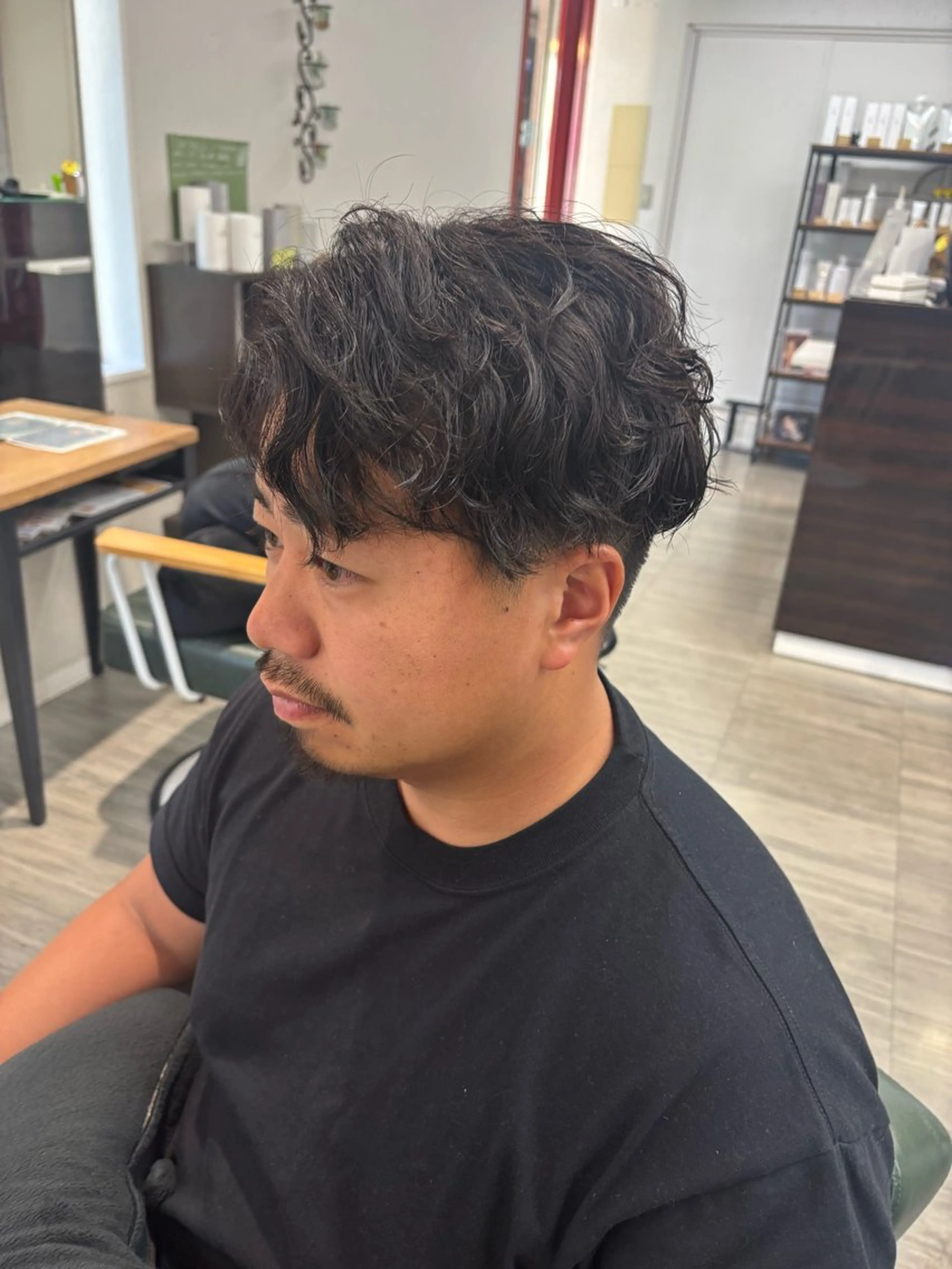 メンズ カット パーマ 透明感ブラウン｜ レイヤー｜小寺 葵のヘアスタイル