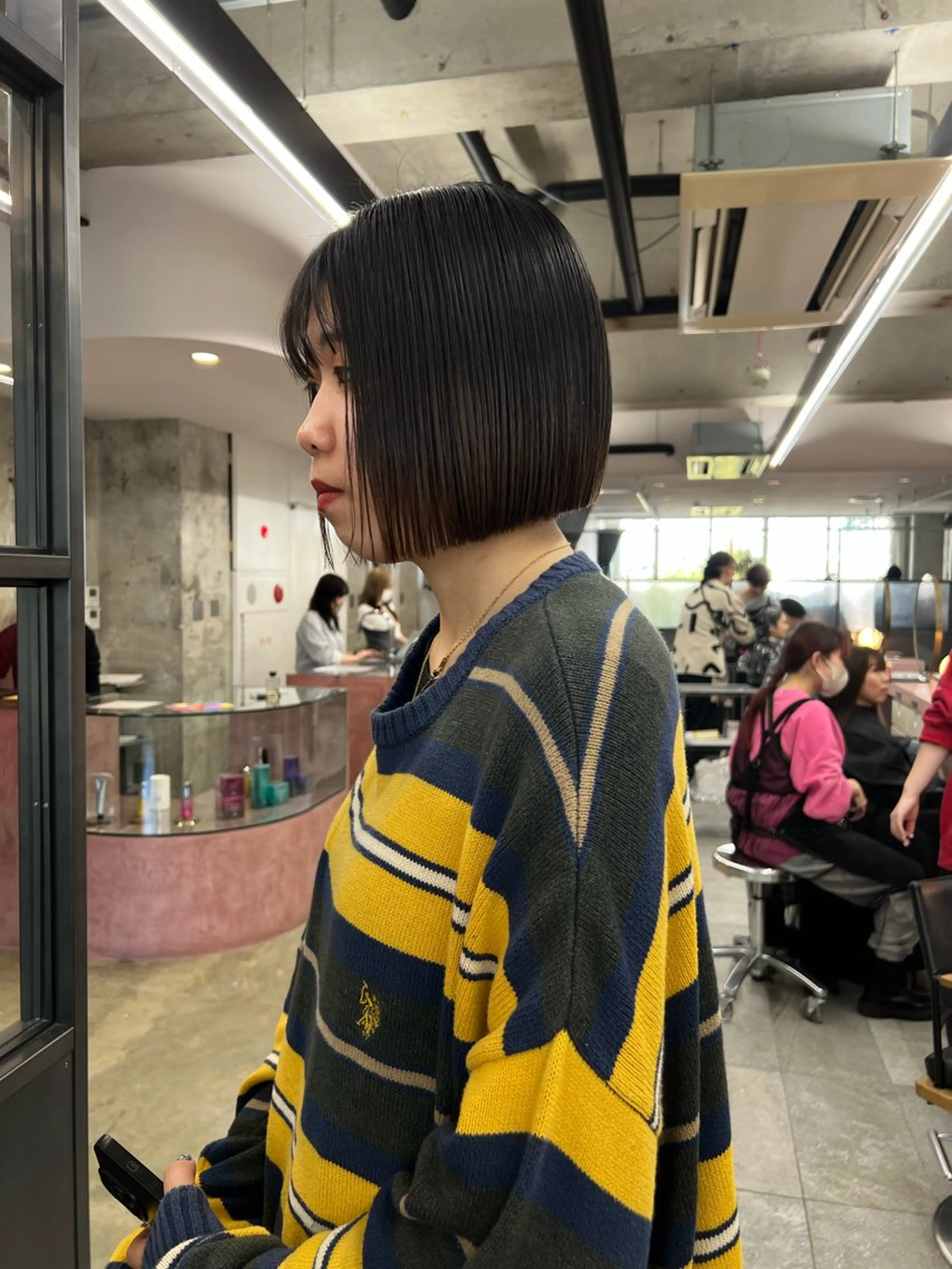 ショート azumi/ボブ/暖 色/オリーブ/縮毛のヘアスタイル