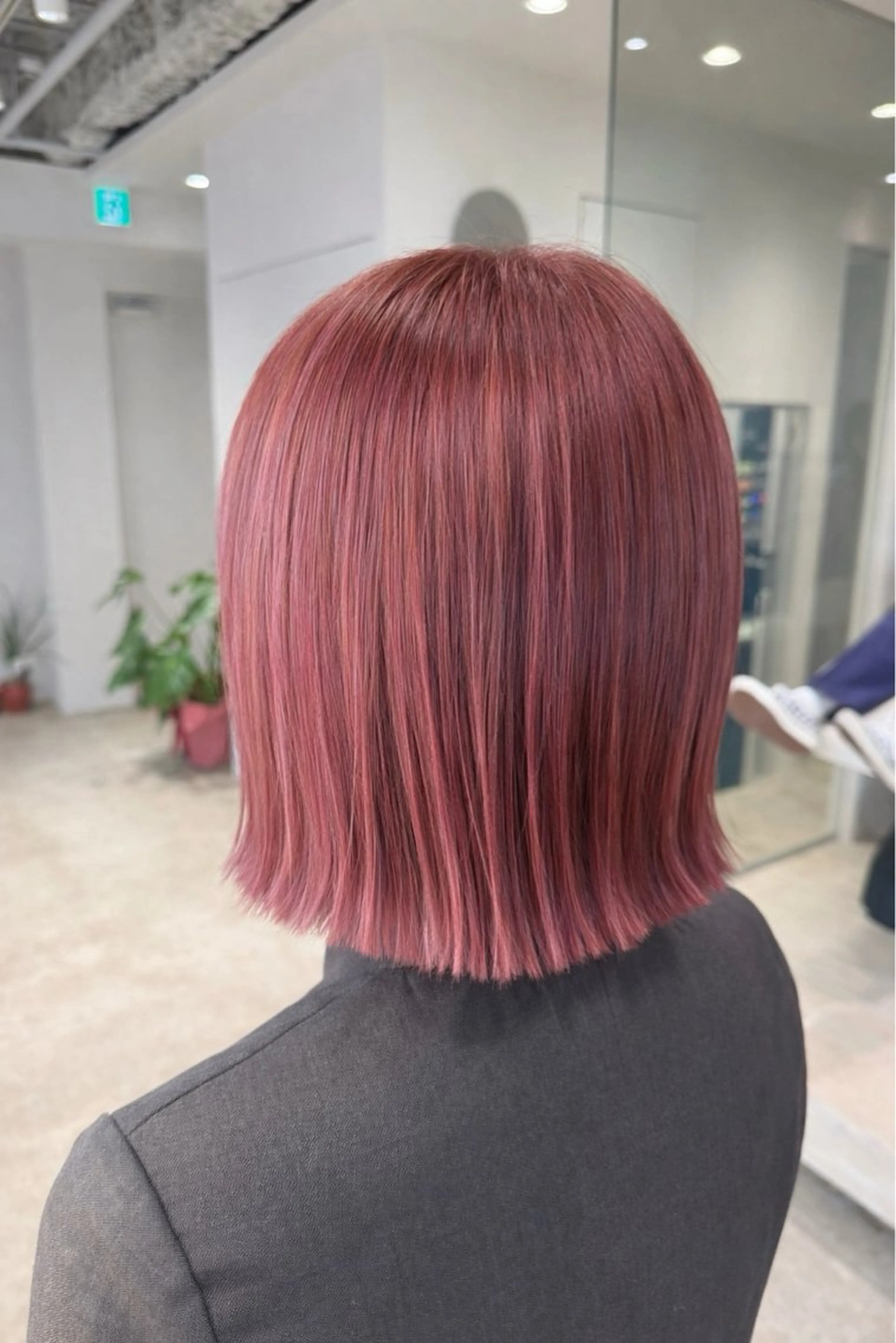 ミディアム カット ヘアカラー ✨小顔ショート /ハイトーン　河内のヘアスタイル