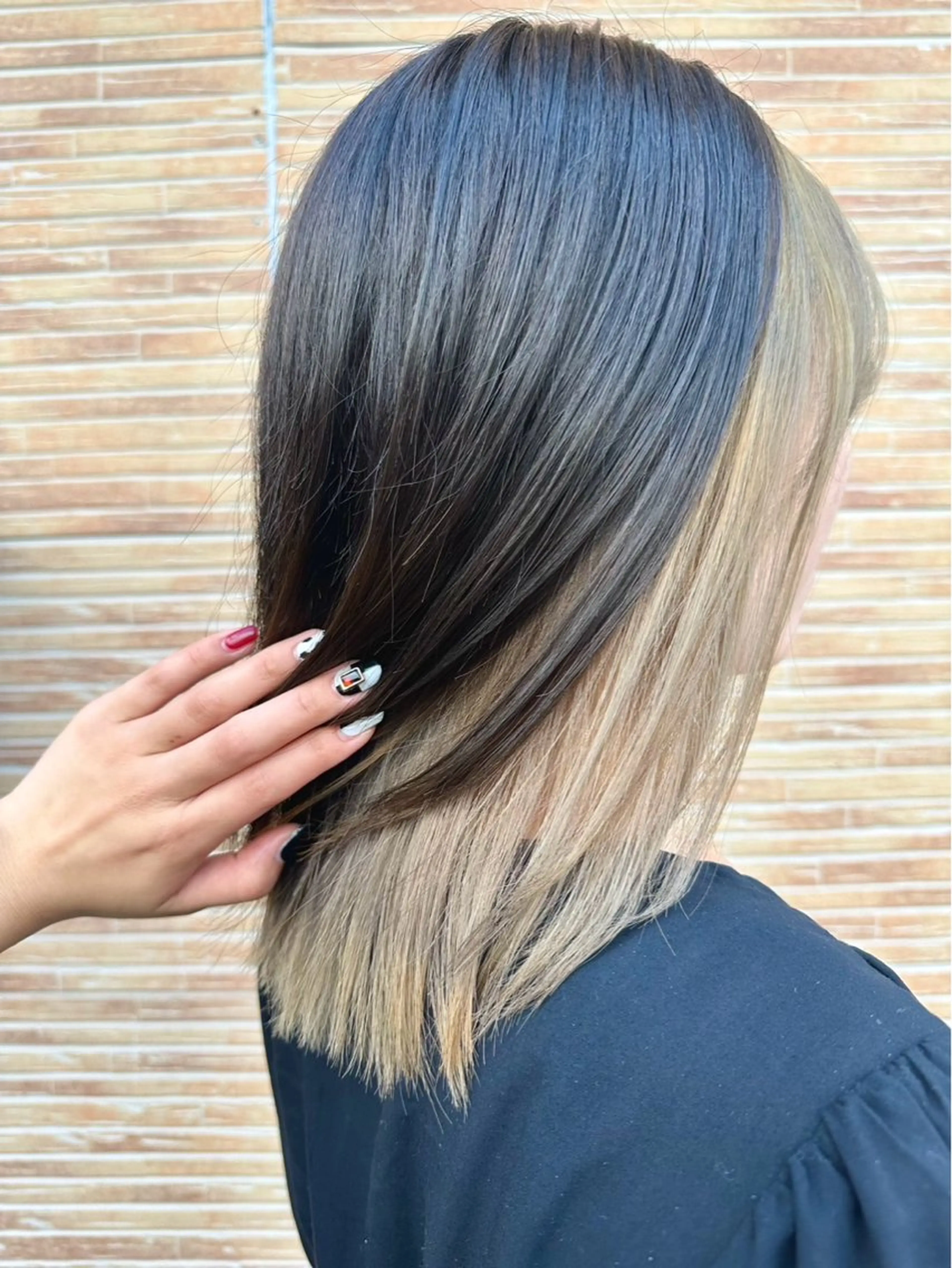 セミロング カラー ブリーチ イヤリングカラー グラデーションカラー イルミナカラー インナーカラー 猪股 唯菜のヘアスタイル