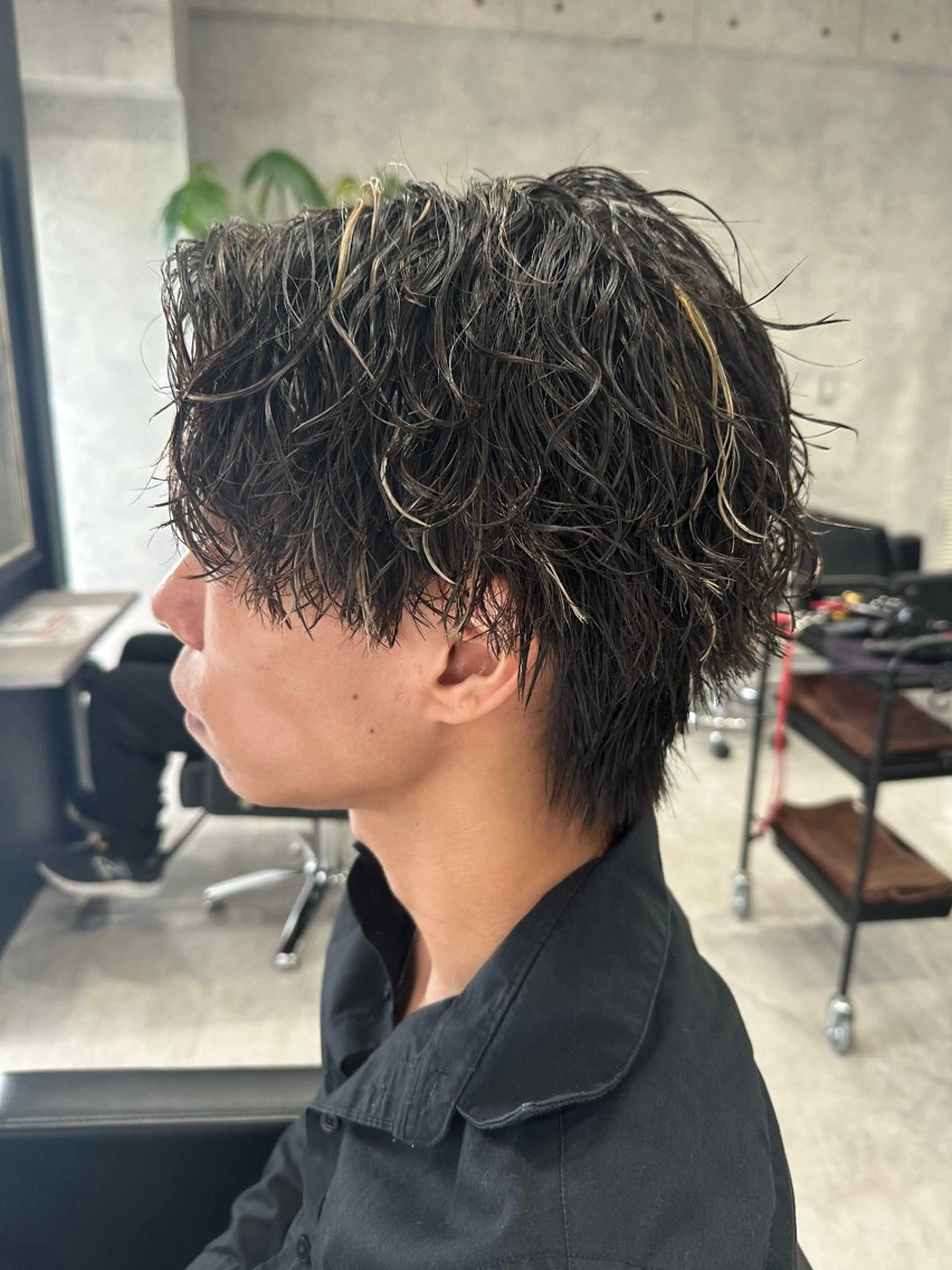 ショート カラー パーマ メンズ メンズハイライト メンズパーマ ツイストスパイラルパーマ ハイライトカラー ハイライト ユウ🪄 パーマ指名No1のヘアスタイル