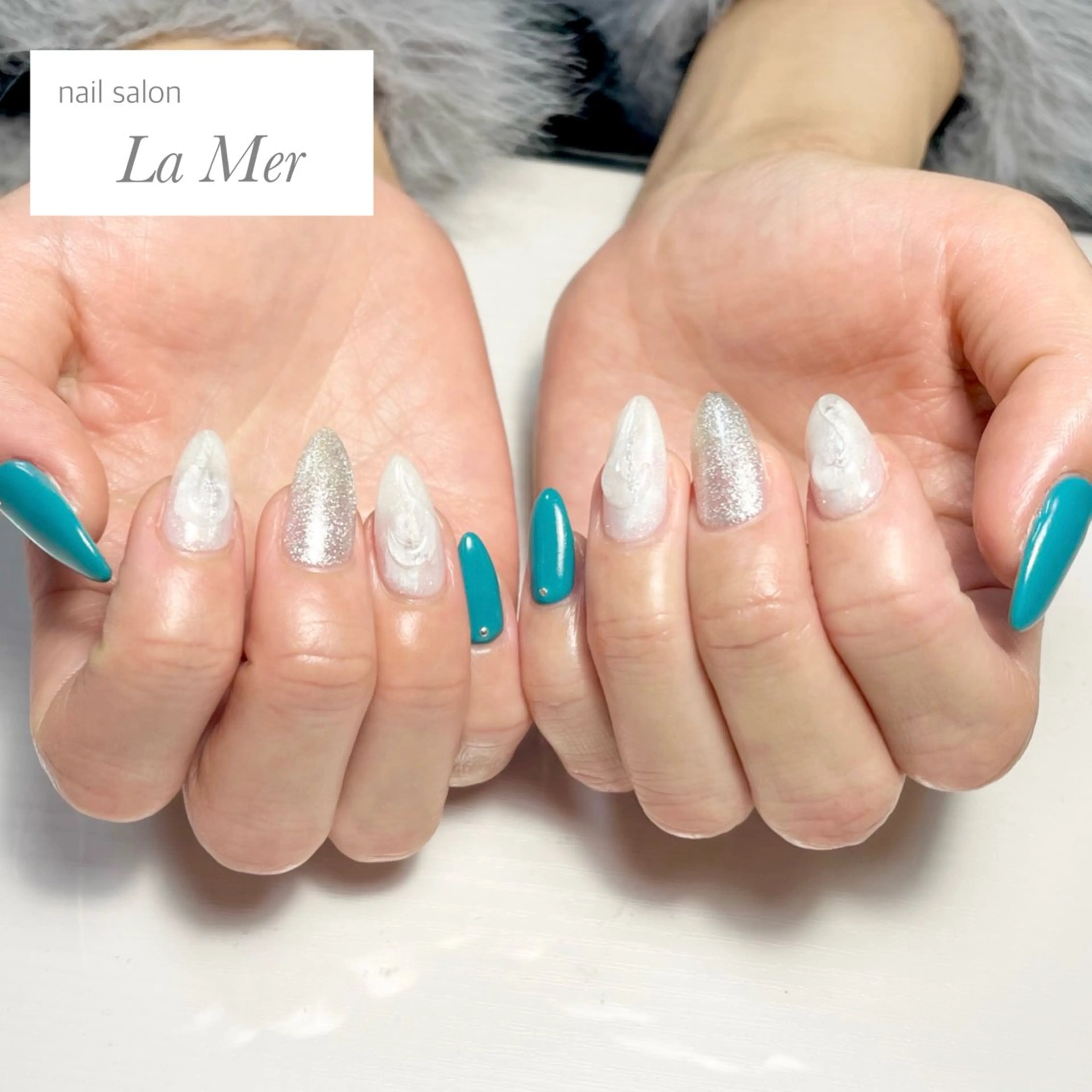 ネイル カジュアル フラッシュネイル グリーン ロングネイル ミラーネイル ハンドネイル nailsalon La Merのネイルデザイン