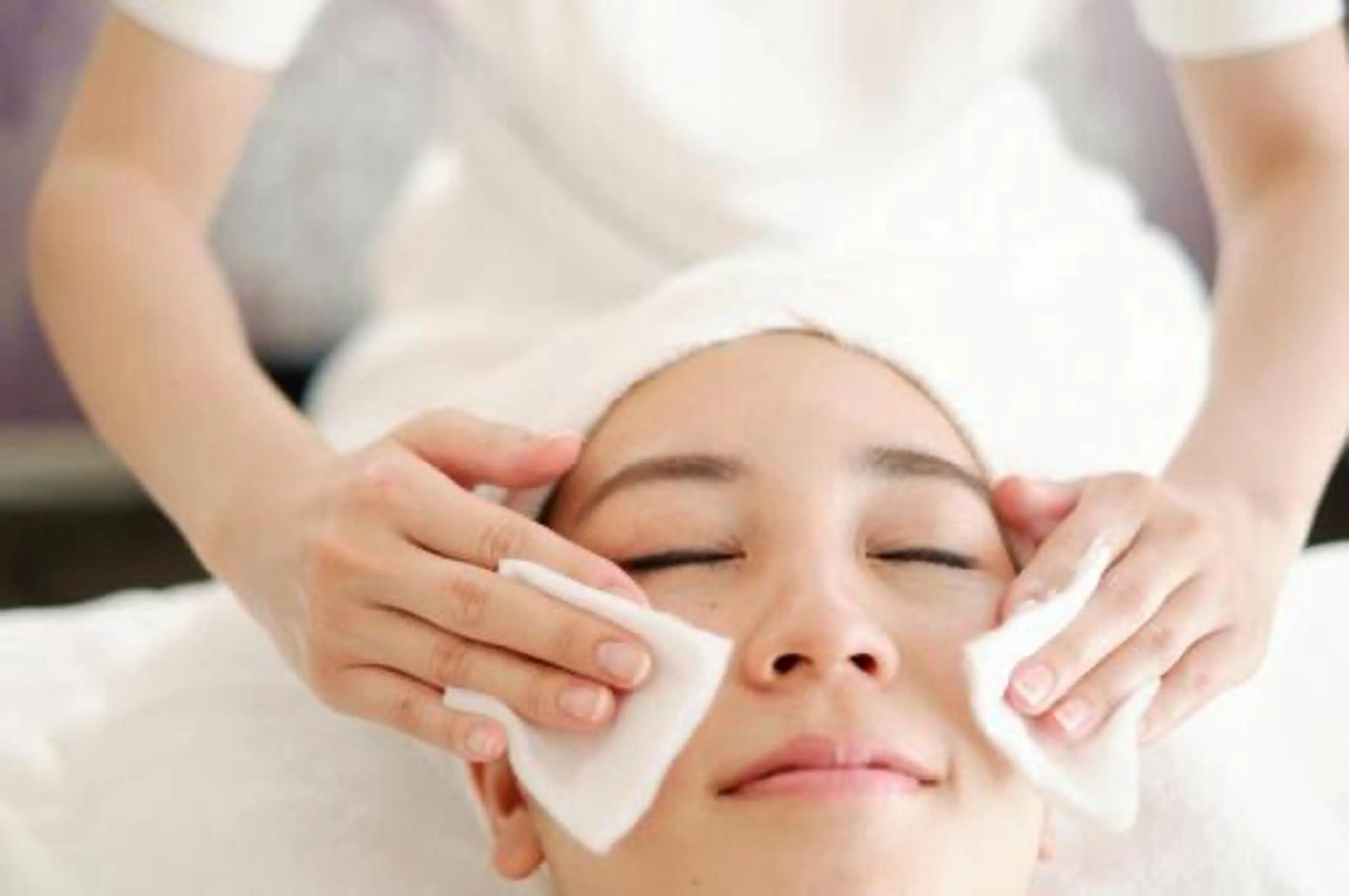 MTメタトロンホワイトニングコース(クレ→洗→高濃度ビタミンCイオン導入→マッサージ→高濃度パック→お仕上げ)の写真