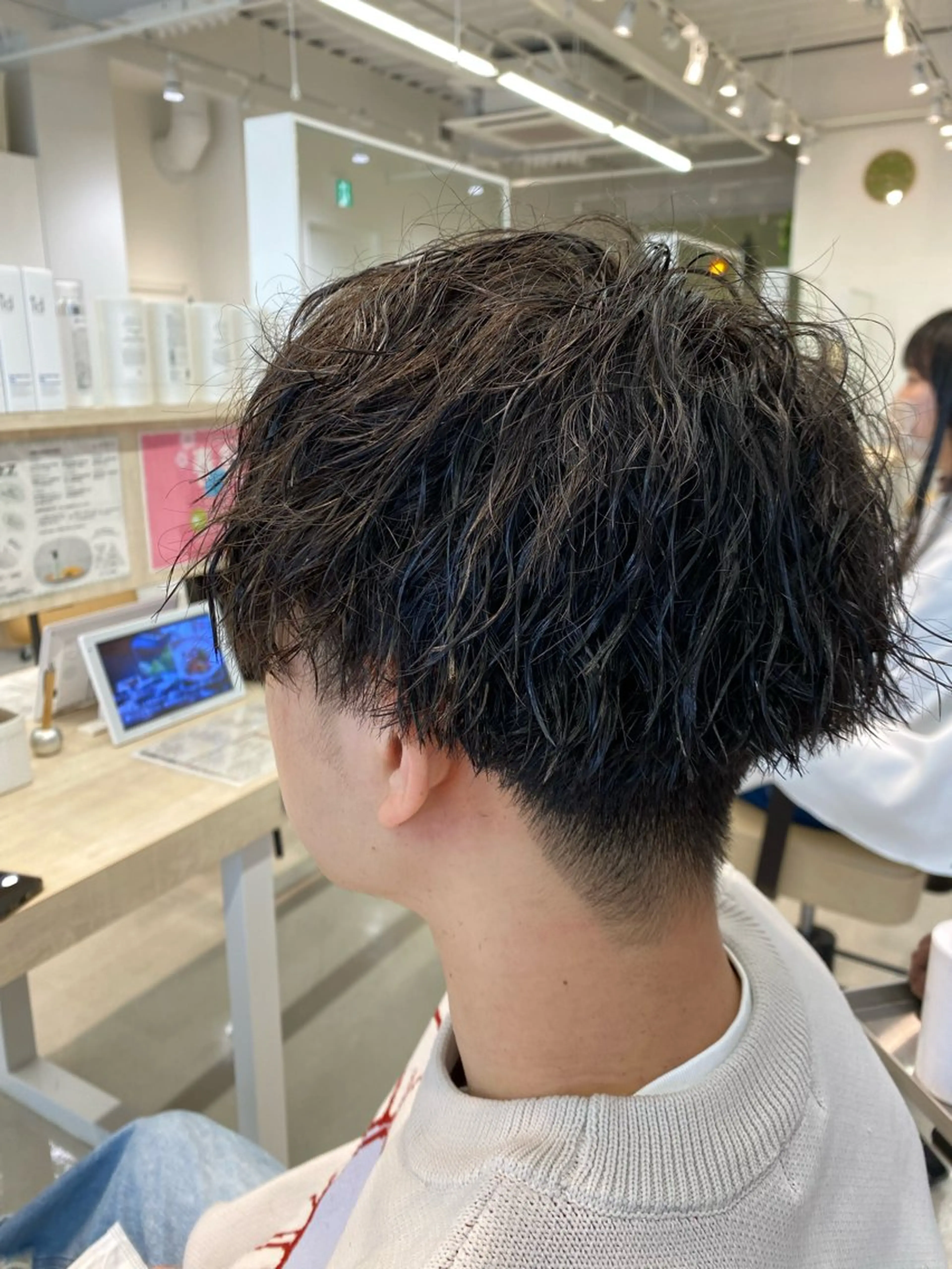 パーマ メンズ ビジネス メンズパーマ スペインカール 波巻きパーマ ニュアンスパーマ カット パーマ ニュアンスパーマ/ フェザー/マッシュのヘアスタイル