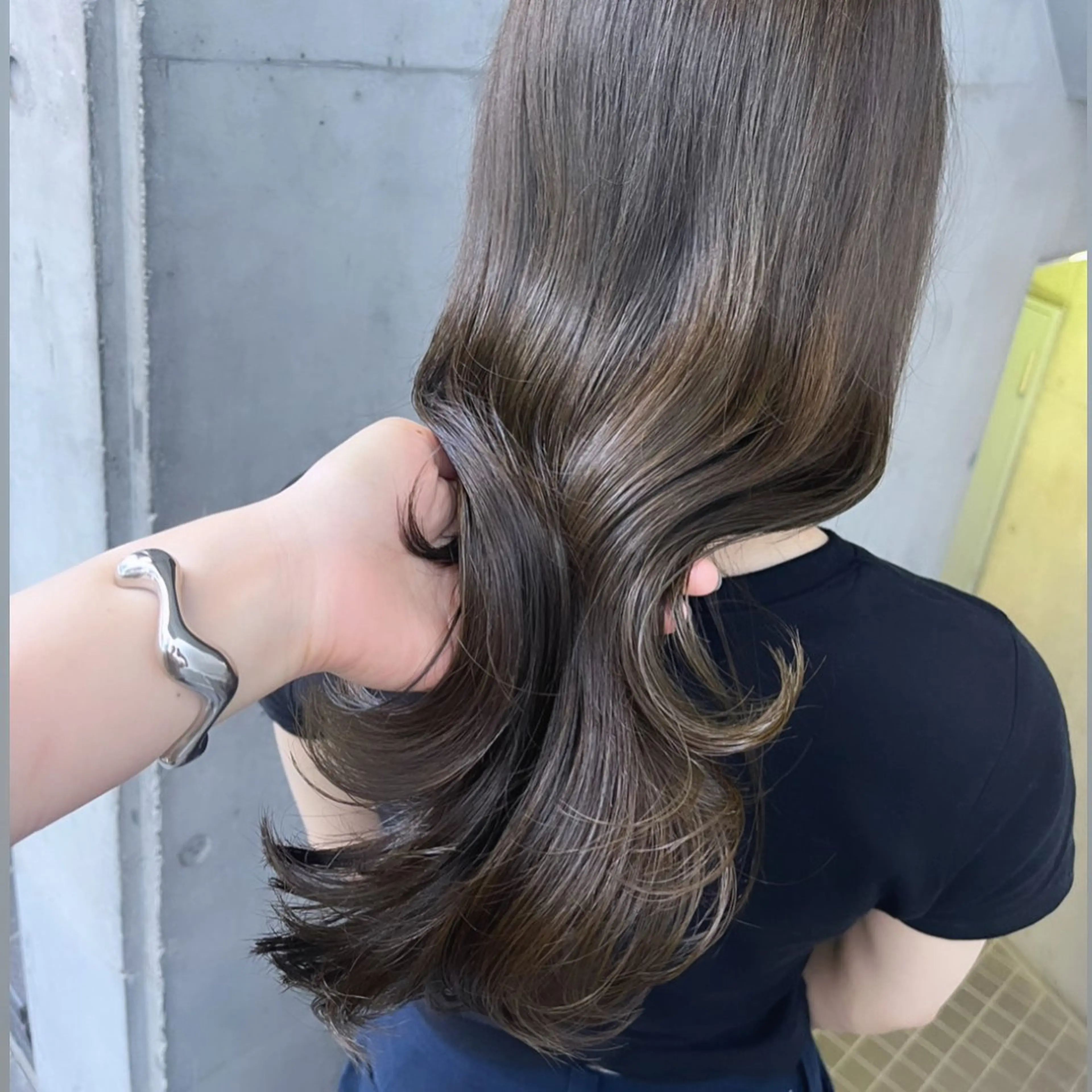 セミロング カラー ベージュカラー ブラウンカラー 透明感カラー グレージュ オリーブベージュ カット ヘアカラー トリートメント ヘッドスパ ヘアセット カジュアルを女っぽく 𝗮𝘆𝗮𝗰𝗼のヘアスタイル