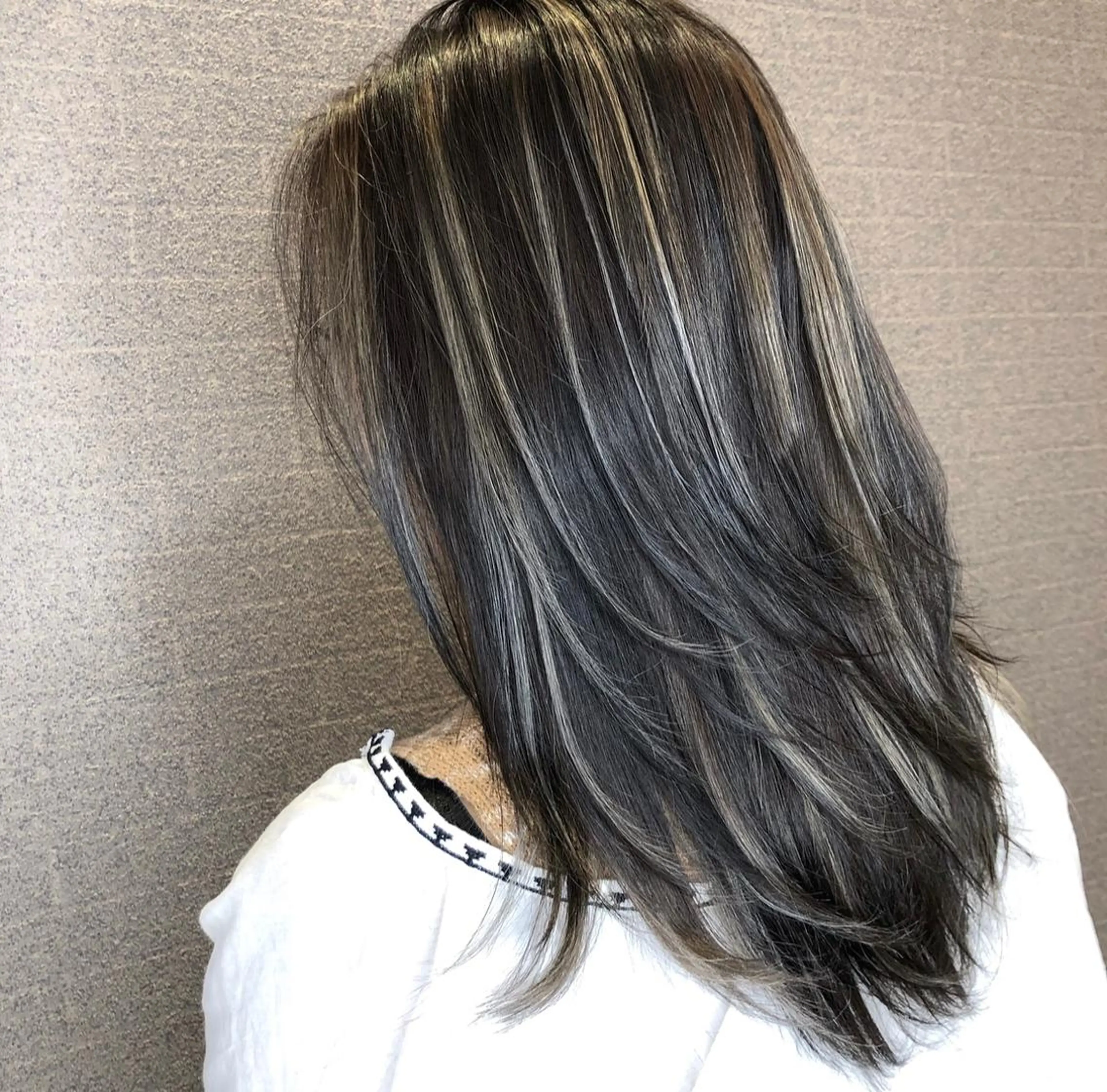 ミディアム カラー ヘアアレンジ バレイヤージュ デザインカラー ハイライトカラー ハイライト レイヤーカット アンドウ ユウ/ レイヤーカット/韓国のヘアスタイル