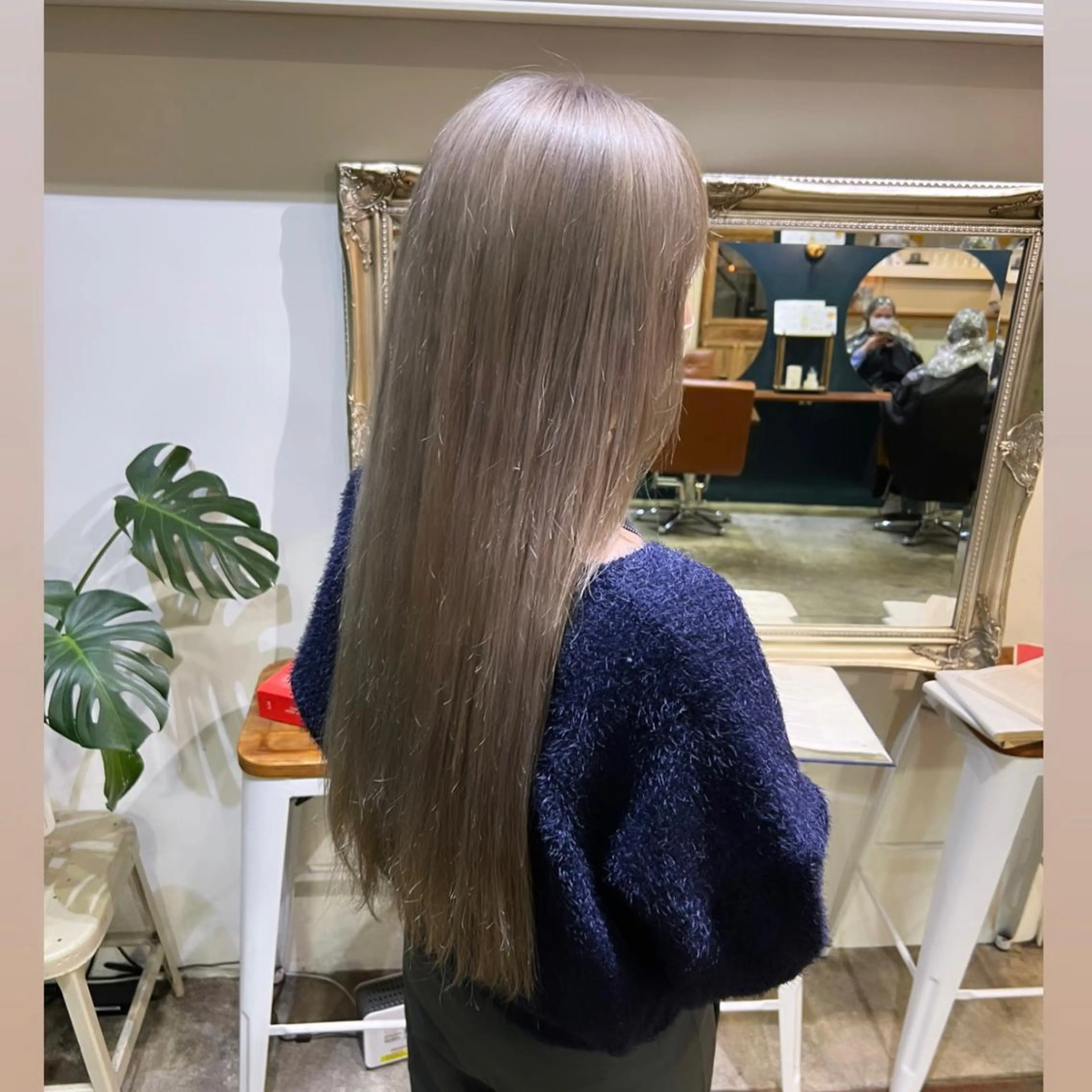 ロング カラー ベージュカラー ホワイトベージュ オカベ ショウマのヘアスタイル