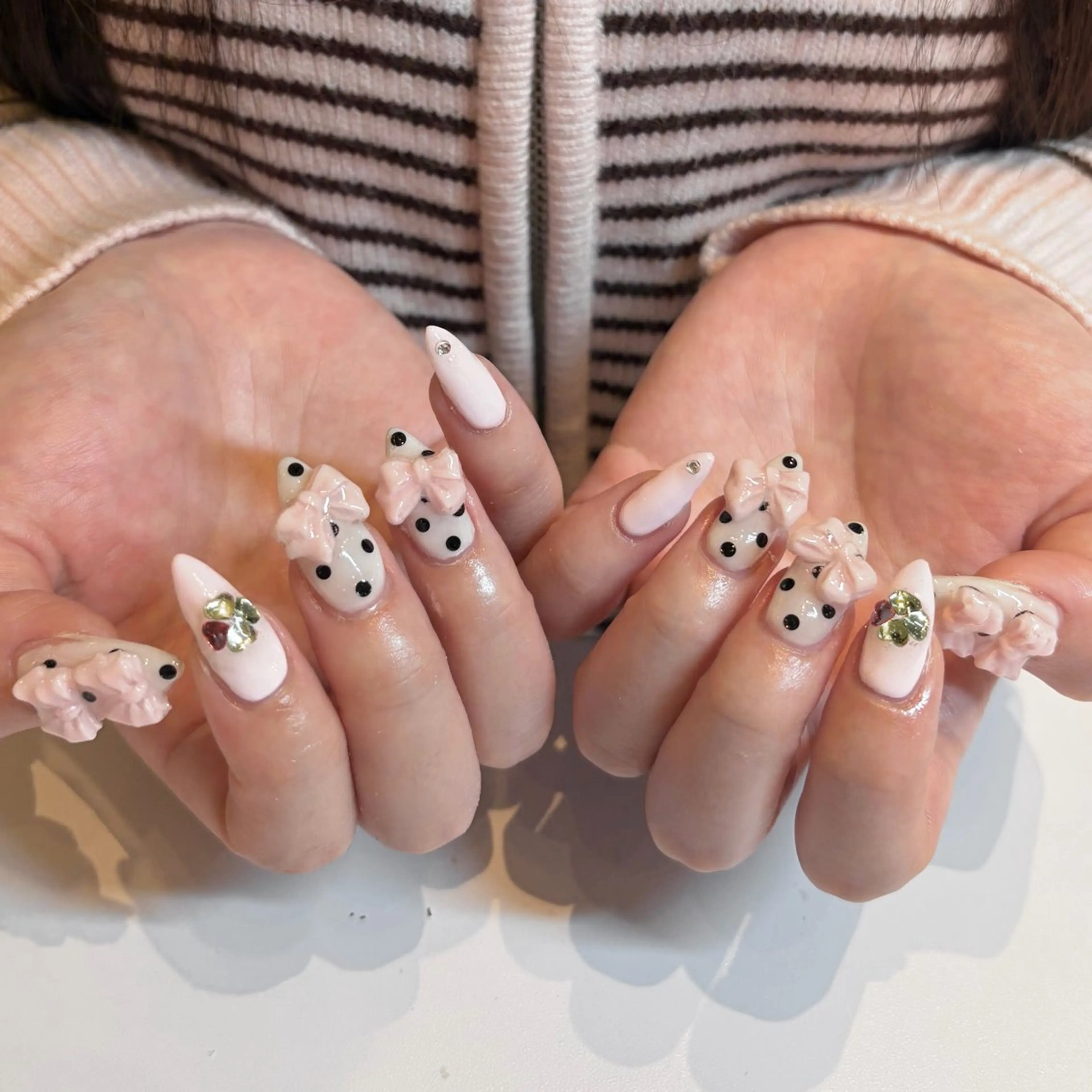 ネイル 赤色 リボン ハンドネイル ayumi‪‪❤︎‬ Betty Nailのネイルデザイン