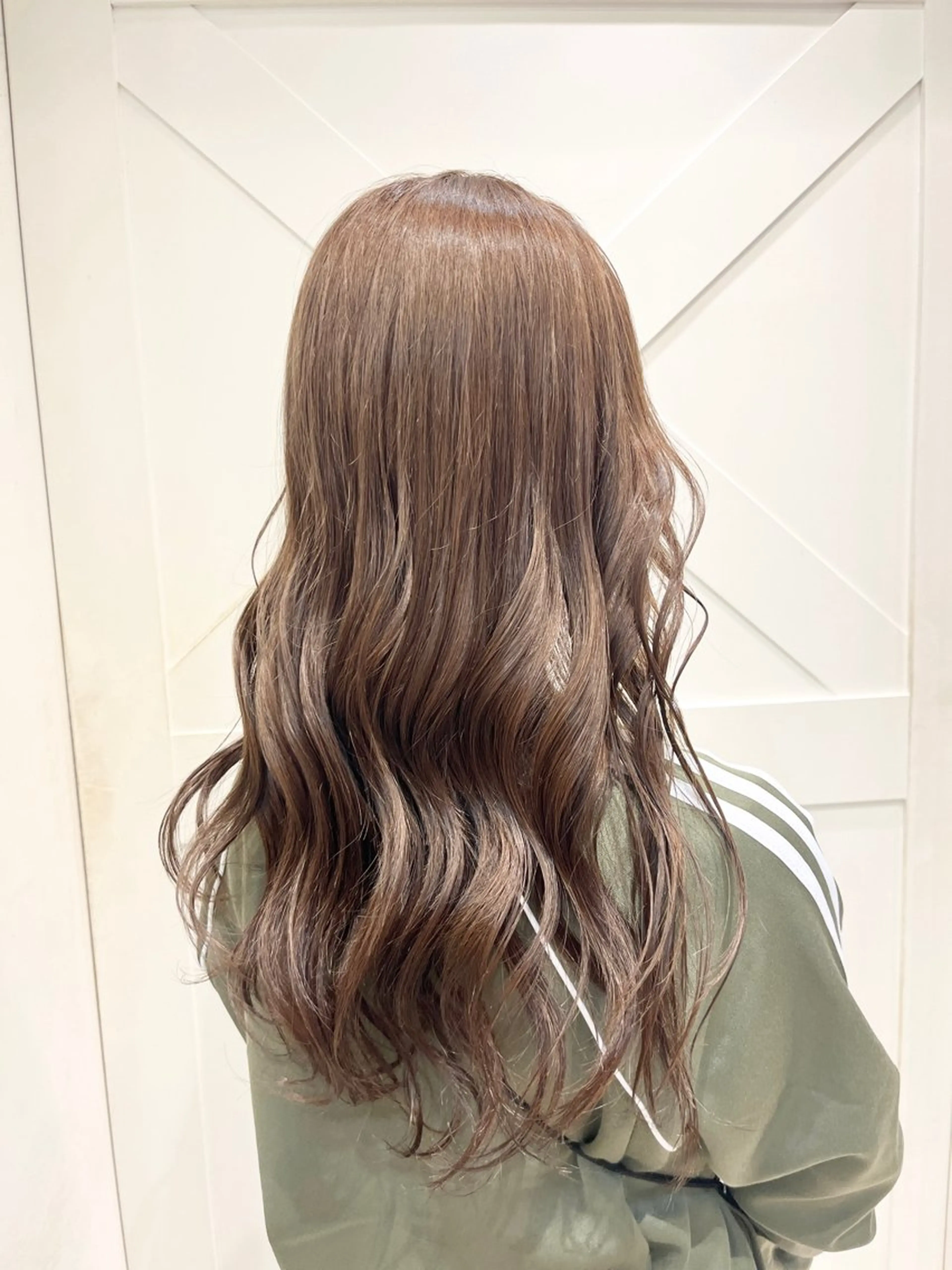 ロング カラー ベージュカラー ブリーチ 透明感カラー ブリーチなしカラー オリーブベージュ ヘアカラー ハイトーンカラー シールエクステのヘアスタイル