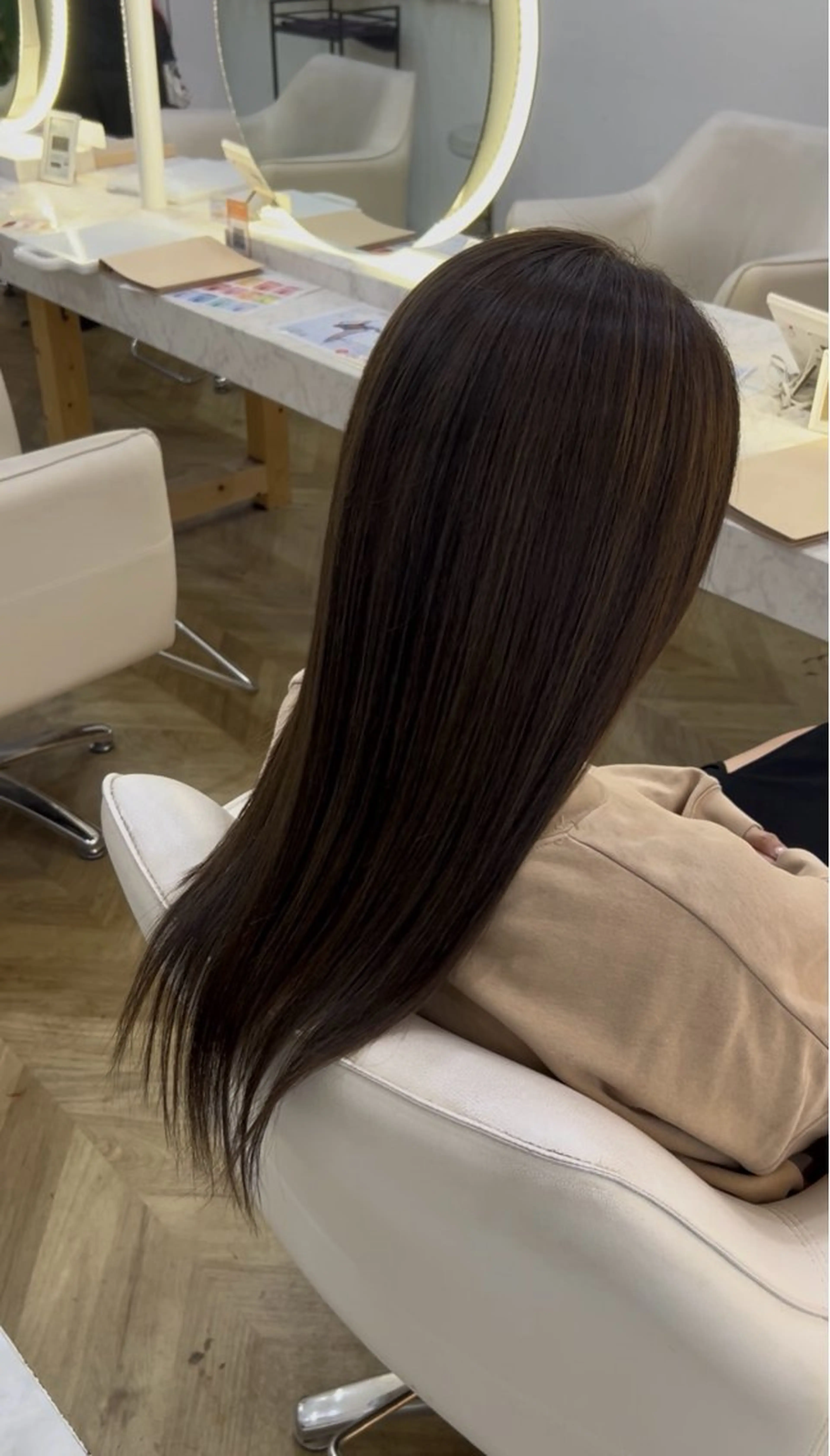 ロング ハイライト ヘアカラー トリートメント 𝜗𝜚ブリーチ ／レイヤー𝜗𝜚のヘアスタイル