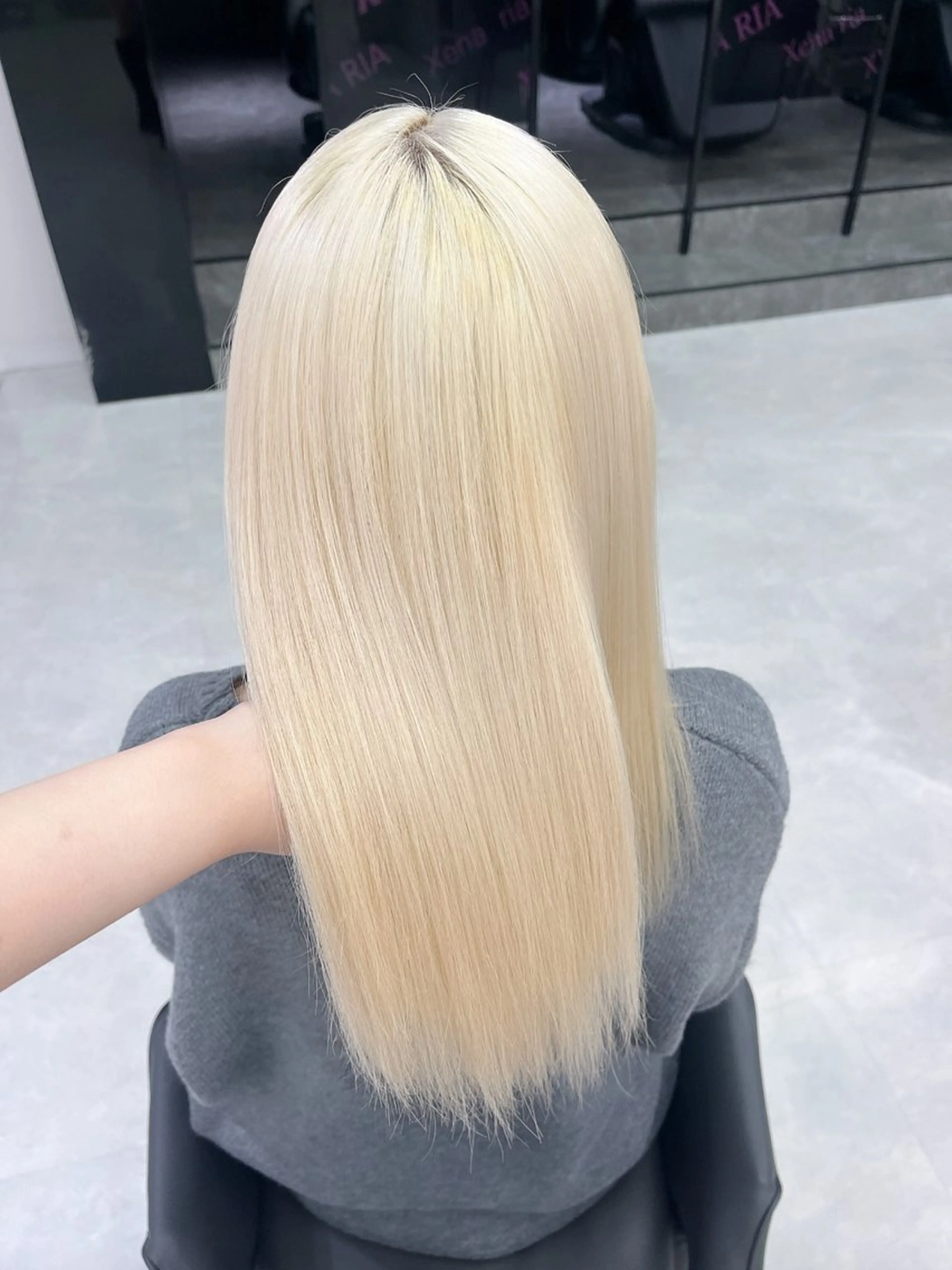 セミロング カラー ブリーチ ブロンド ケアブリーチ ハイトーンカラー ホワイトブロンド Ririka /透明感カラーのヘアスタイル