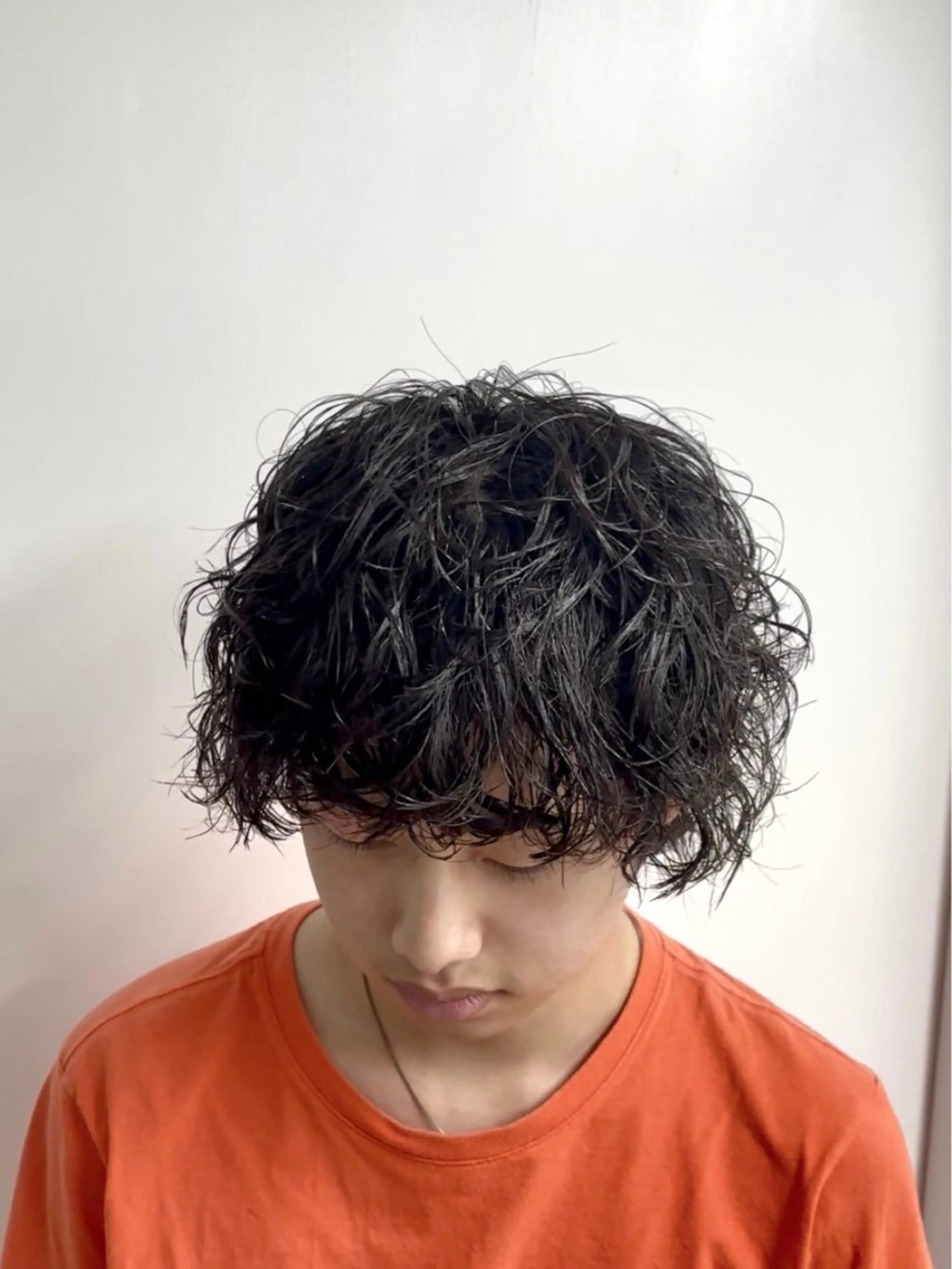 ショート パーマ メンズ メンズパーマ 波巻きパーマ スパイラルパーマ カット パーマ なりたひろと / フェザーパーマのヘアスタイル