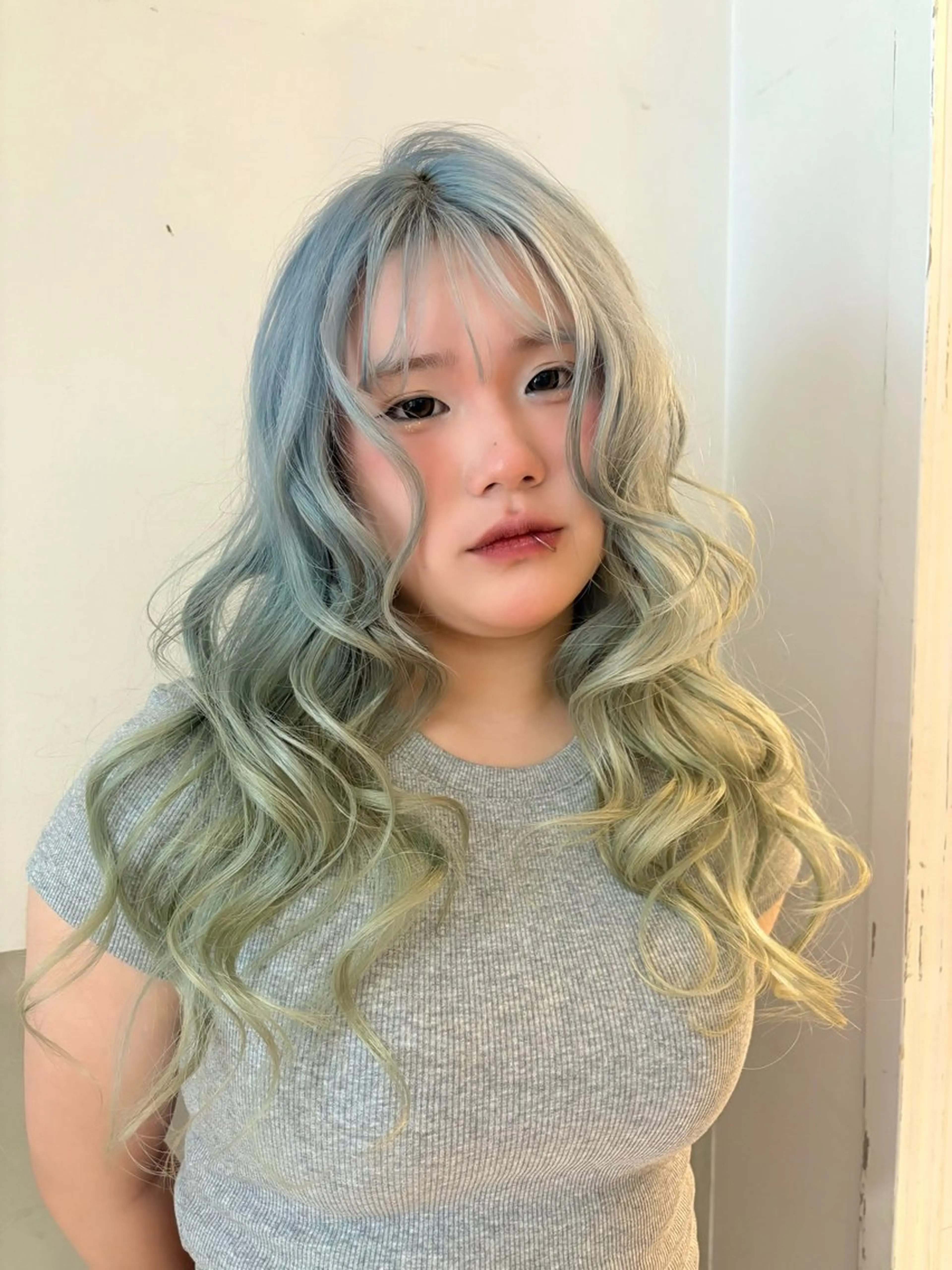 ロング カラー 【pia】 ホノカブリーチカラーのヘアスタイル