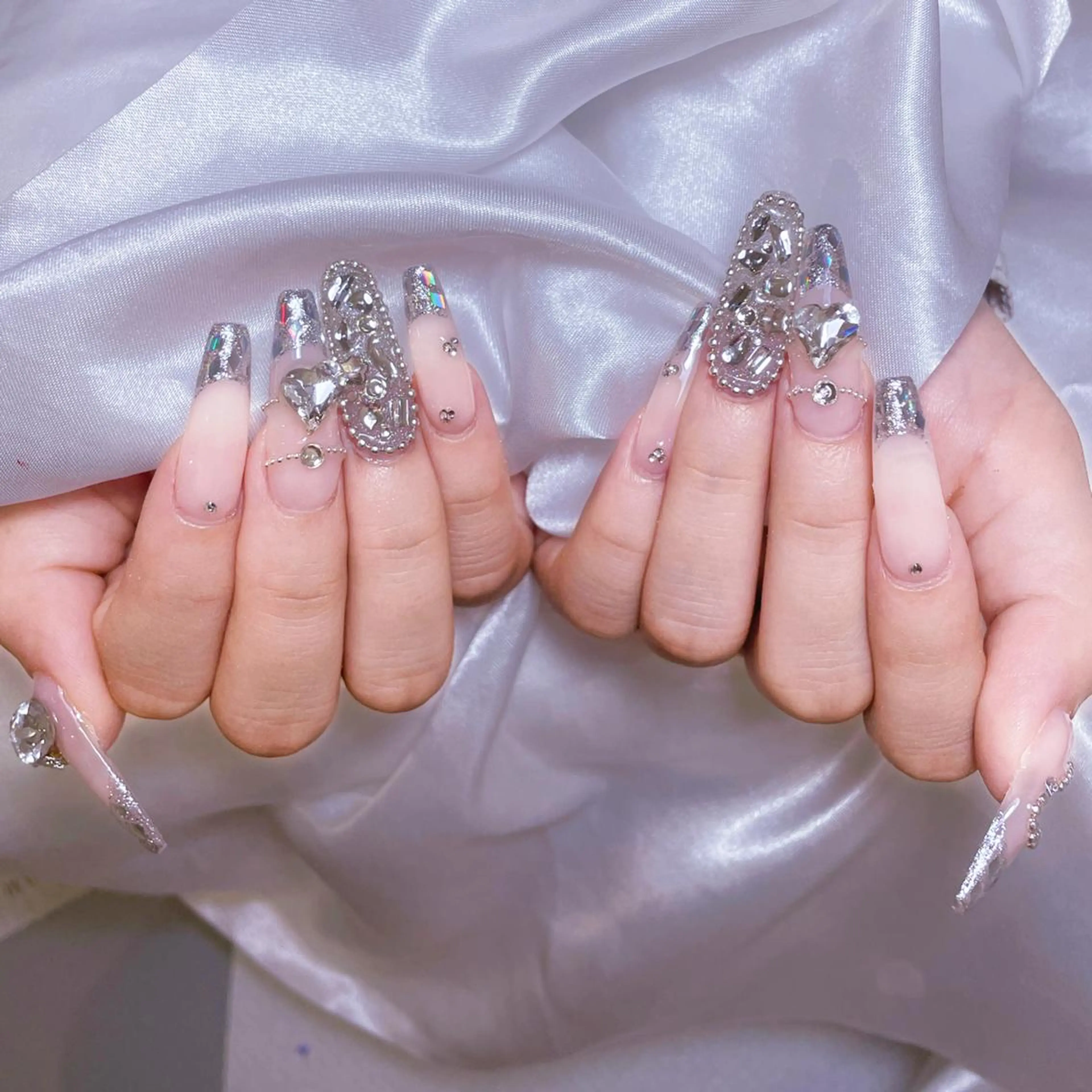 ネイル アートネイル オーロラネイル ガーリー キラキラネイル 韓国ネイル ハンドネイル リナ 💅のネイルデザイン