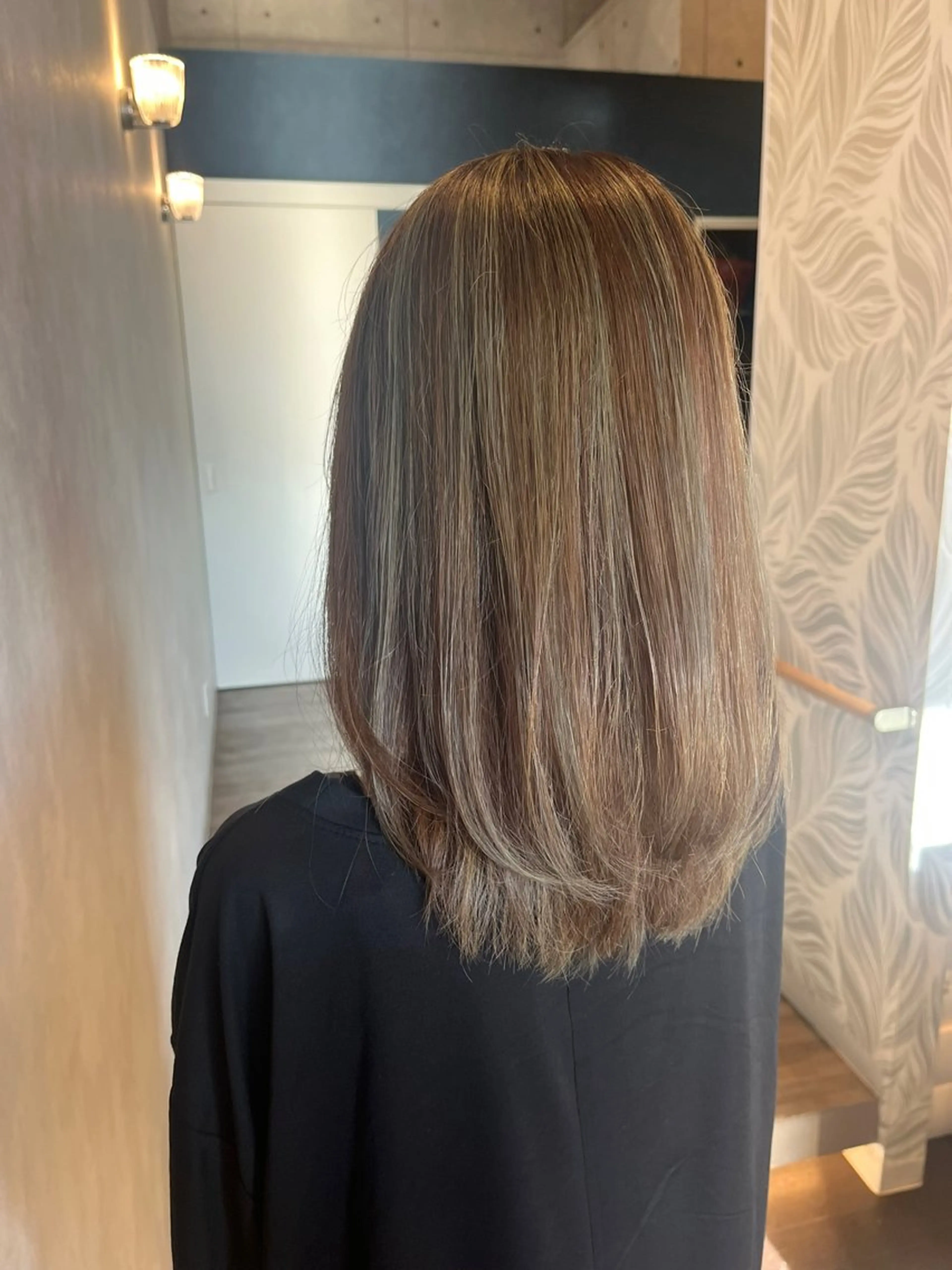 セミロング カラー 森野 麻梨のヘアスタイル