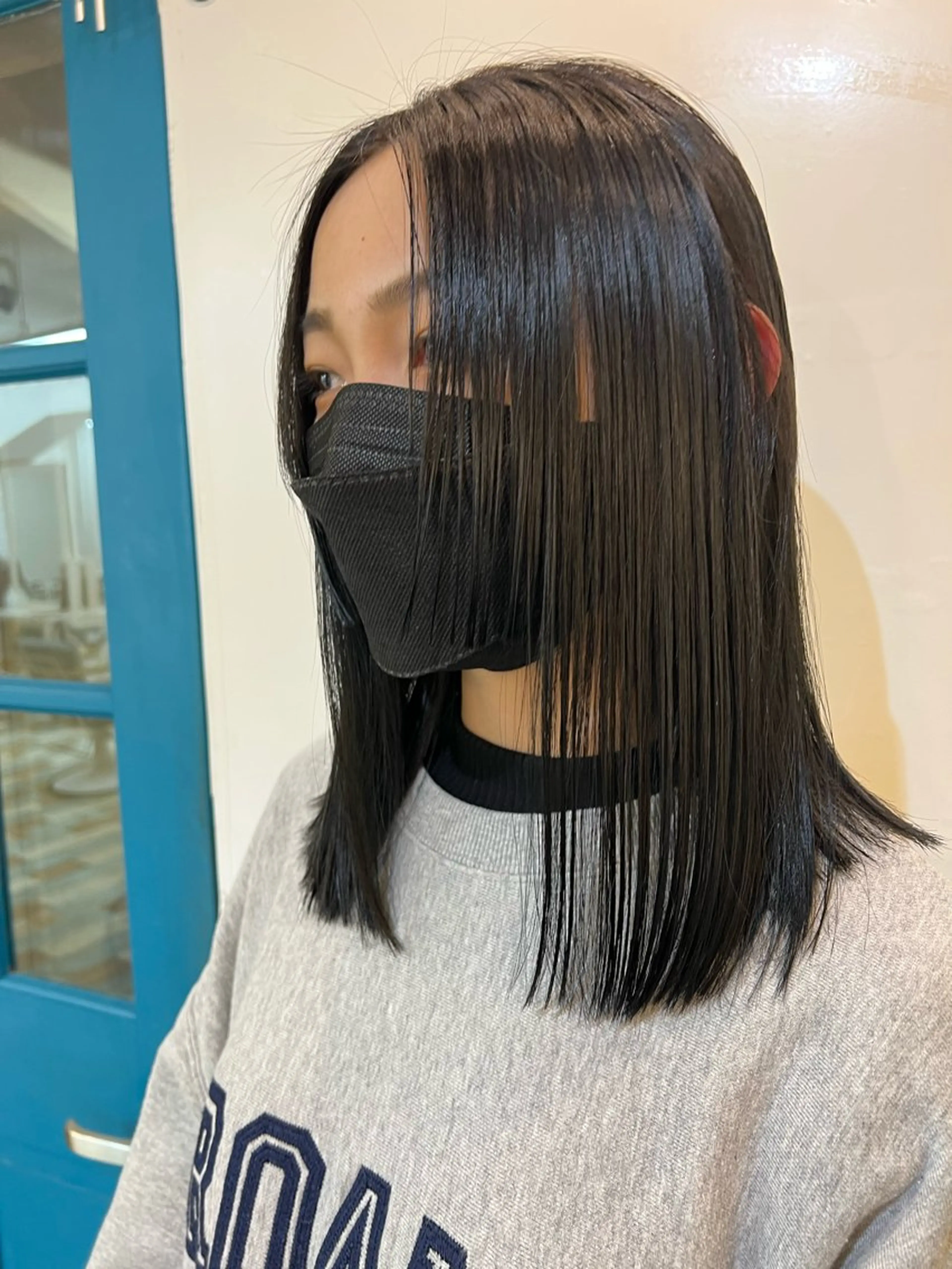 ミディアム カラー 黒髪 シルバー レイヤーカット カット ヘアカラー トリートメント KANA/ボブ/ インナーカラー/艶髪のヘアスタイル