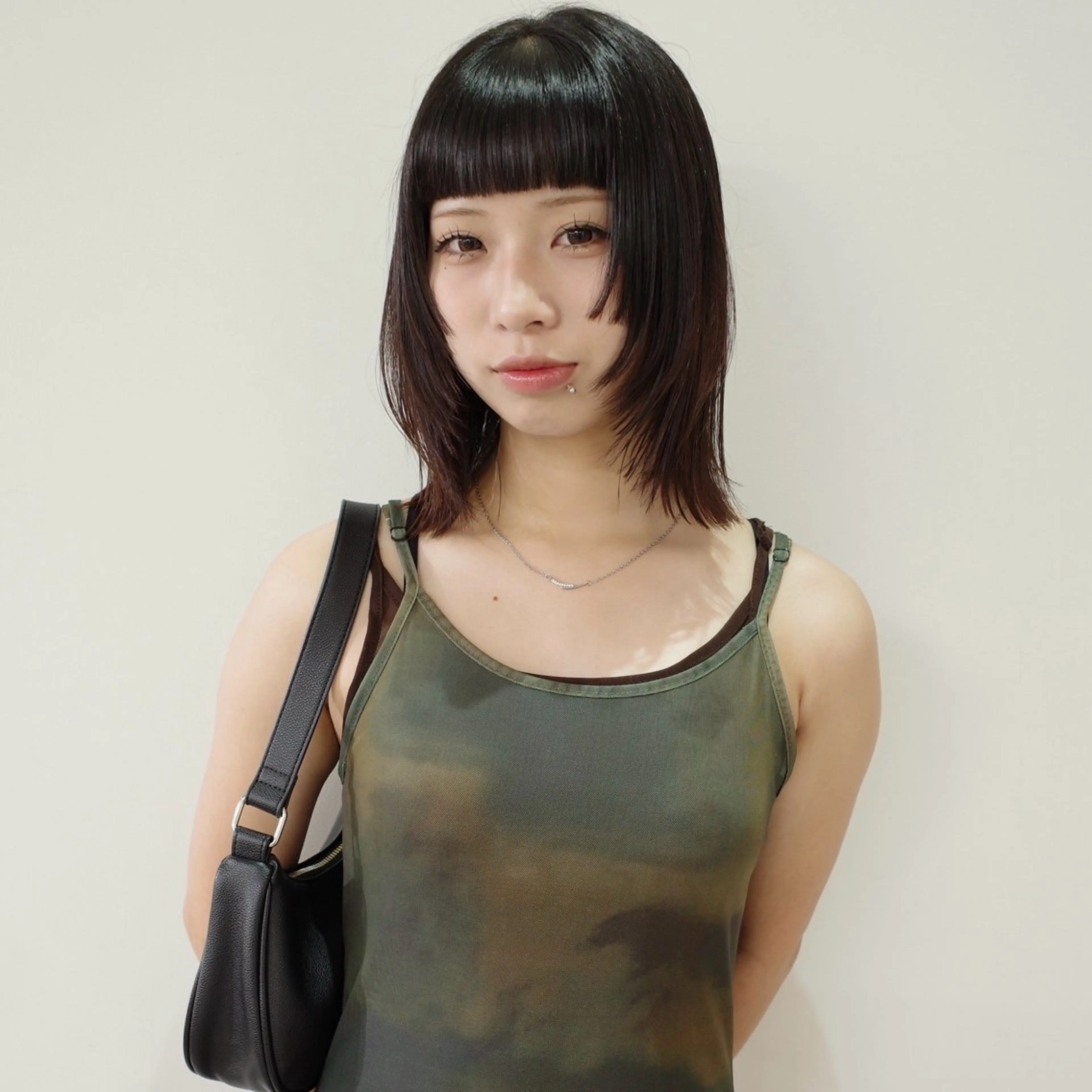 ミディアム 顔まわりレイヤー 顔周りカット ハッシュカット レイヤーカット カット トリートメント nonoka オリーブ/レイヤーのヘアスタイル