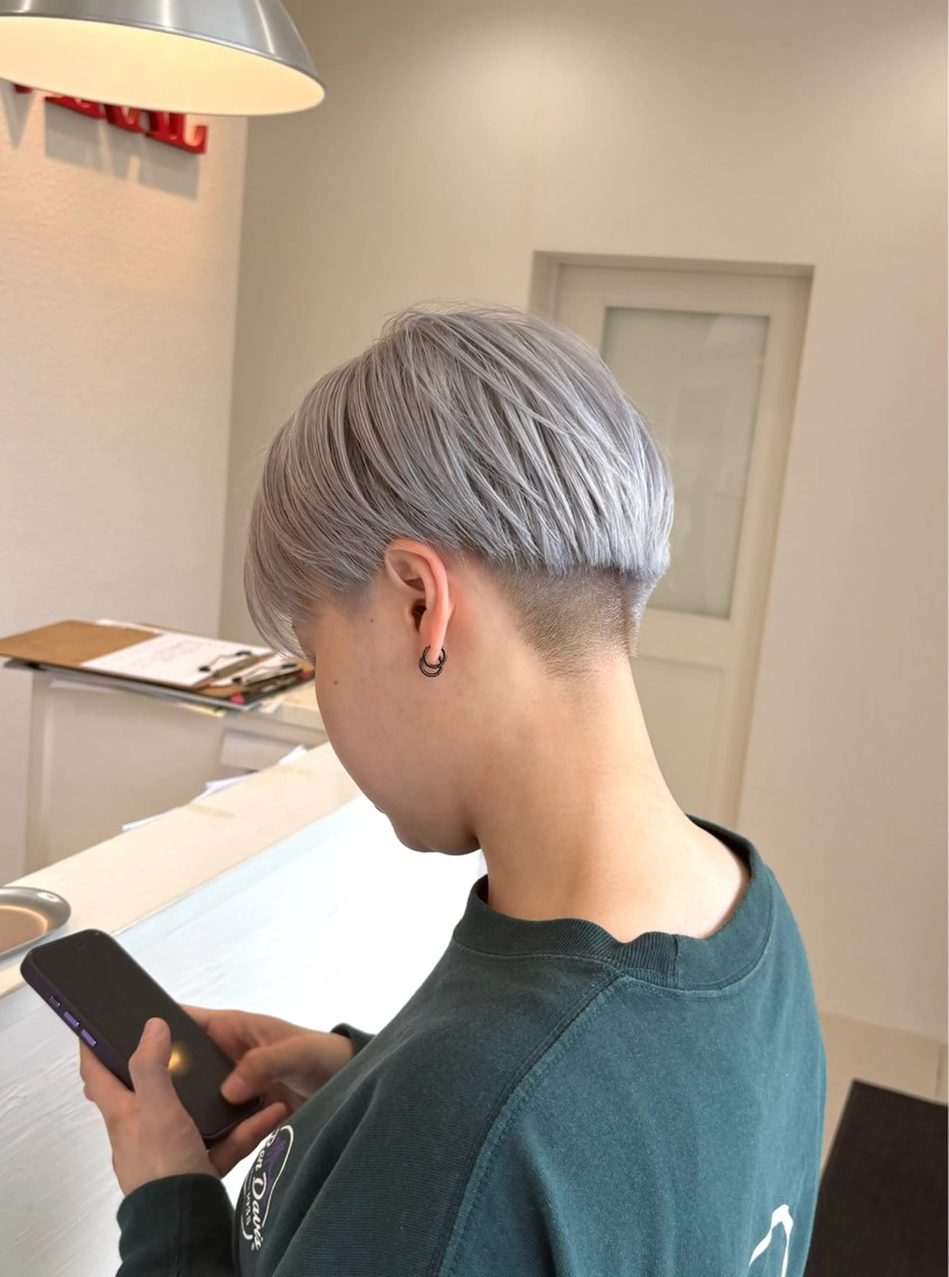 ショート カラー シルバー ホワイトシルバー ヘアカラー トリートメント VIRAL ヴァイラルのヘアスタイル