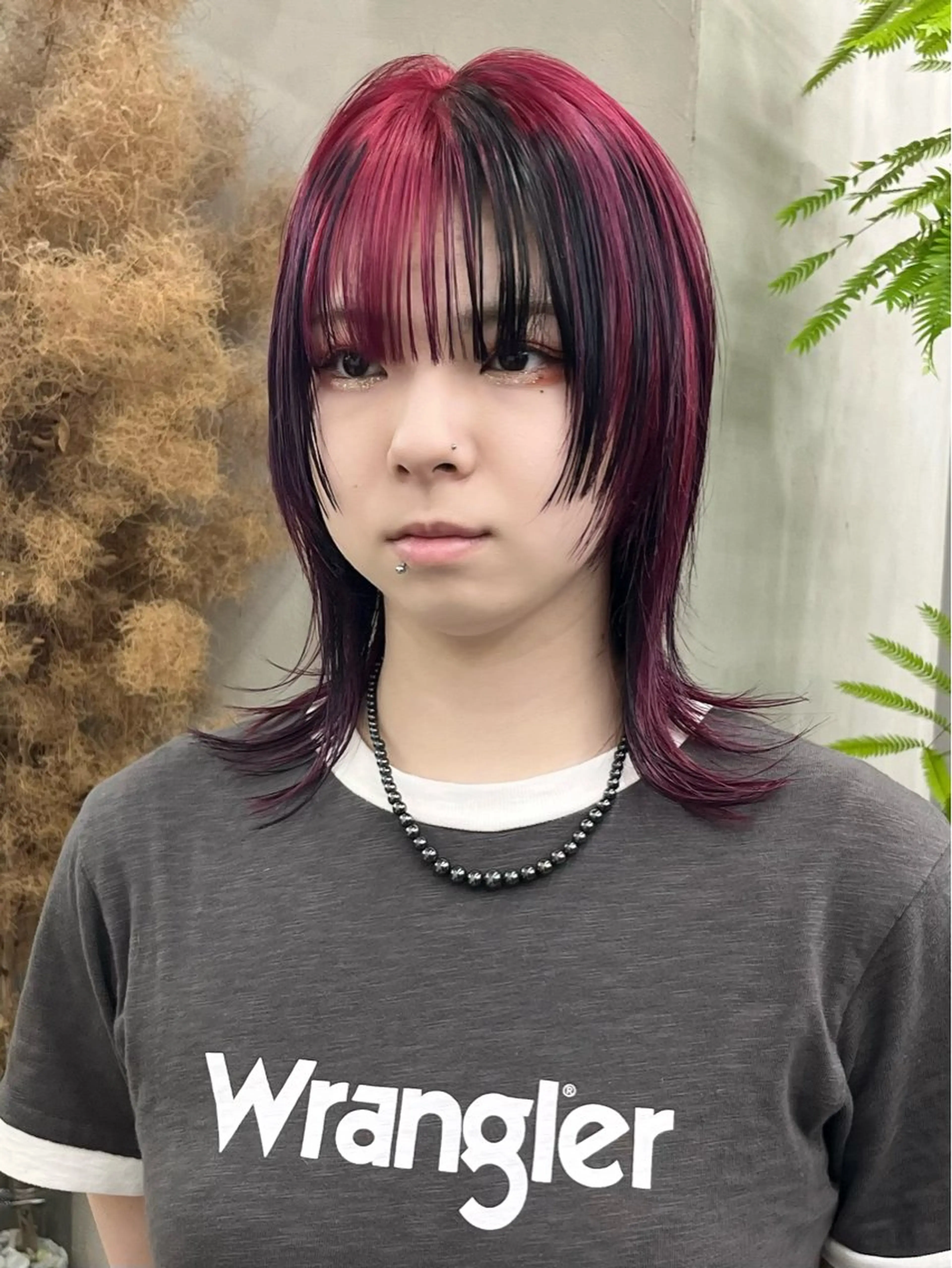セミロング カラー 黒髪 デザインカラー レッドカラー カット ヘアカラー イツク ⚡️ ルーツ/ハイトーンのヘアスタイル
